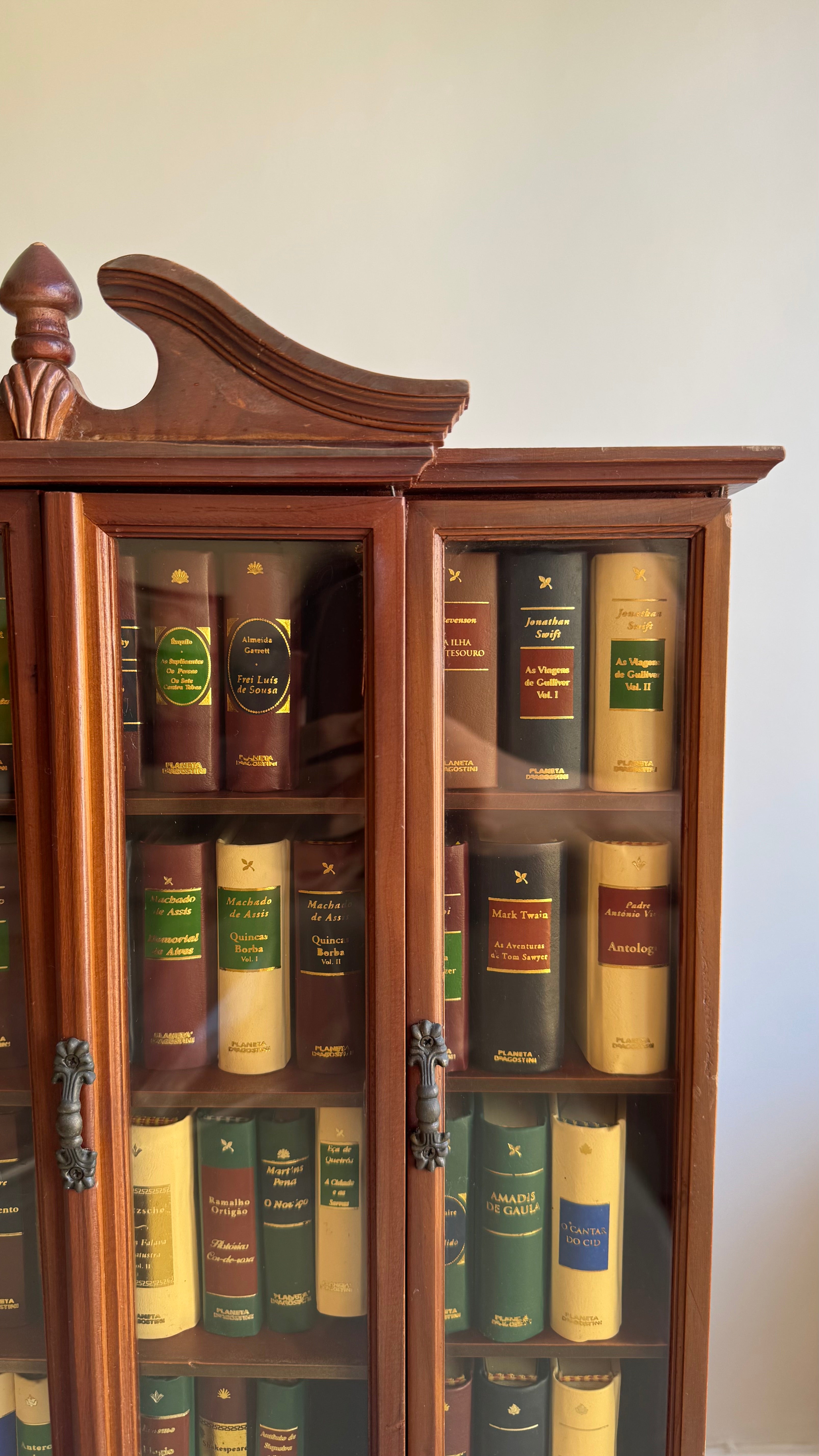 Coleção Grandes Obras da Literatura Universal em Miniatura em pequeno armário 