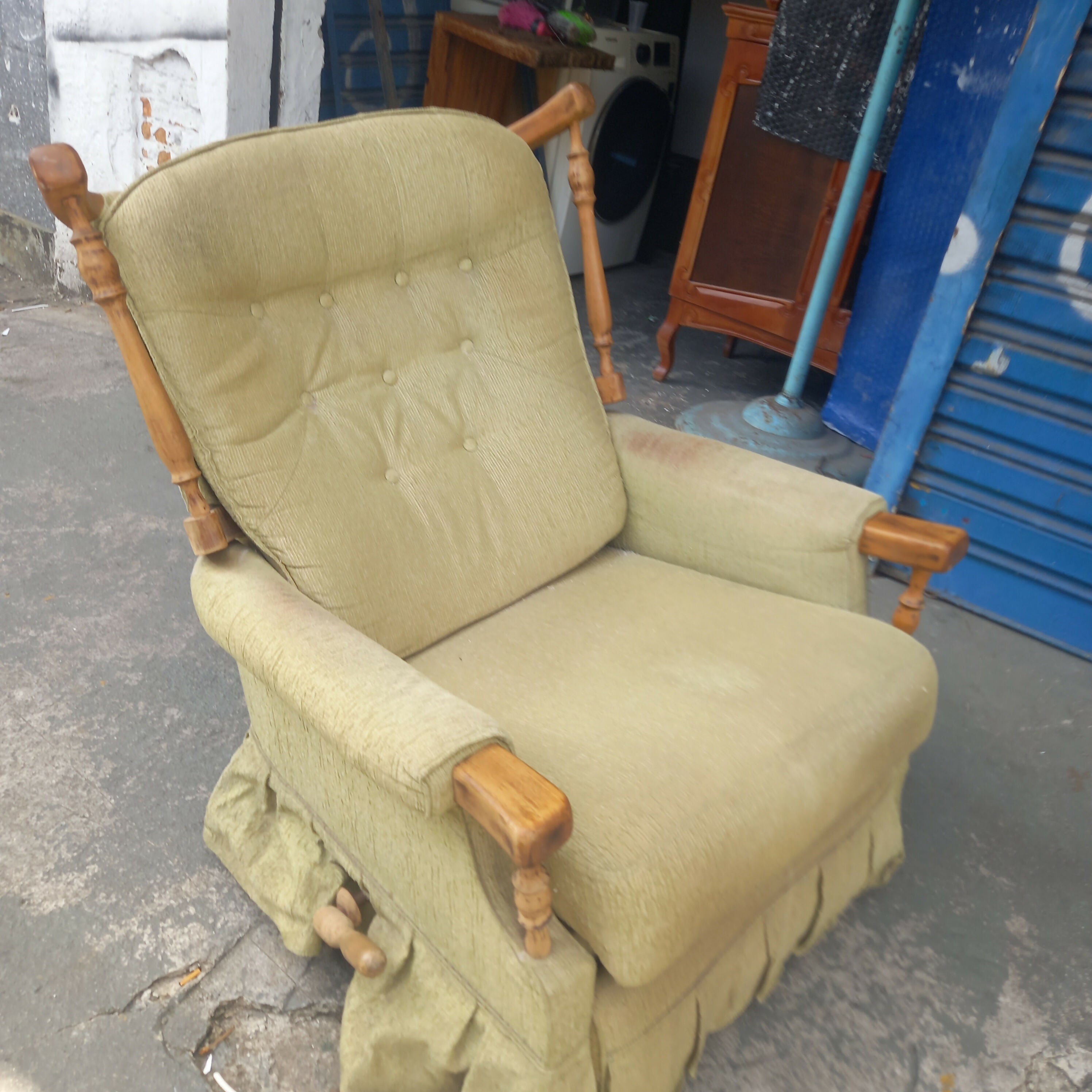 Poltrona antiga com estrutura em madeira