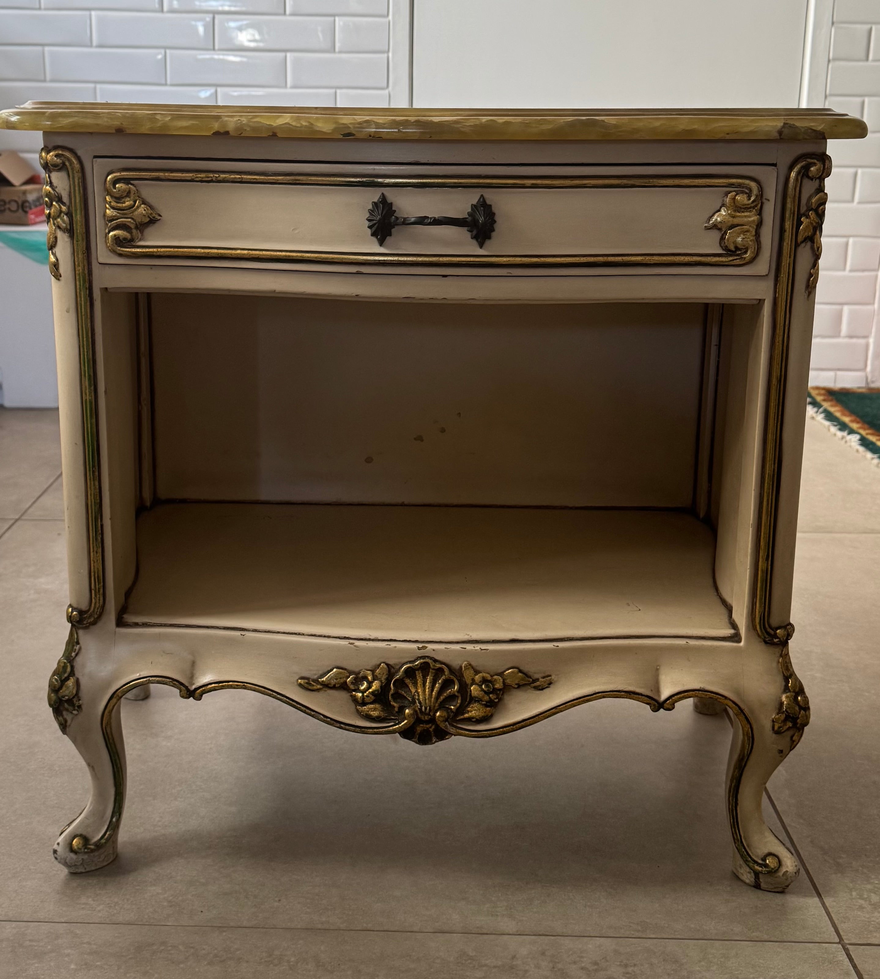 Mesinhas de madeira em branco e dourado com tampo de marmore amarelo luis XVI