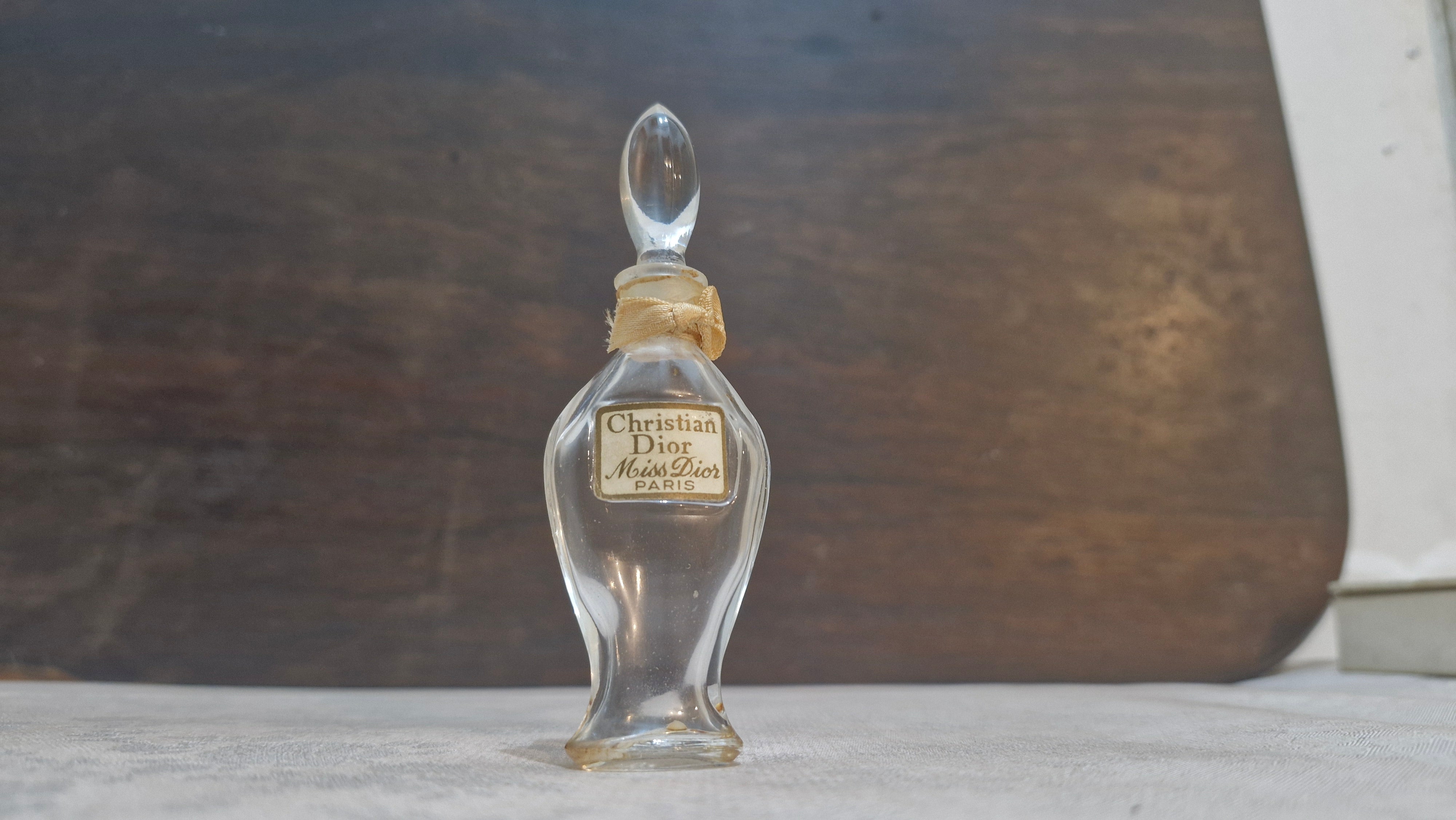 Coleção de raros frascos de perfumes franceses