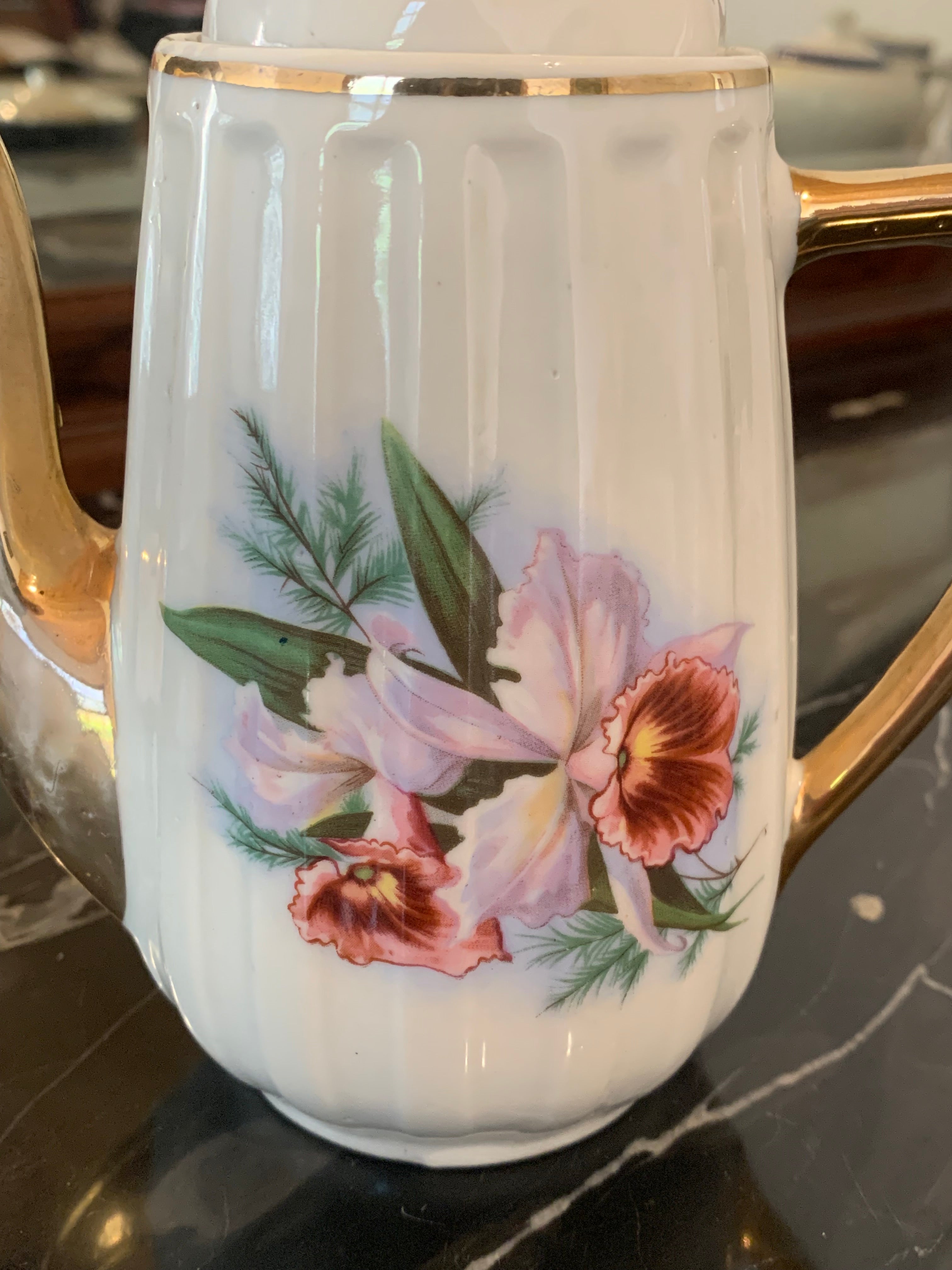Bule antiguinho canelado em porcelana com orquídeas
