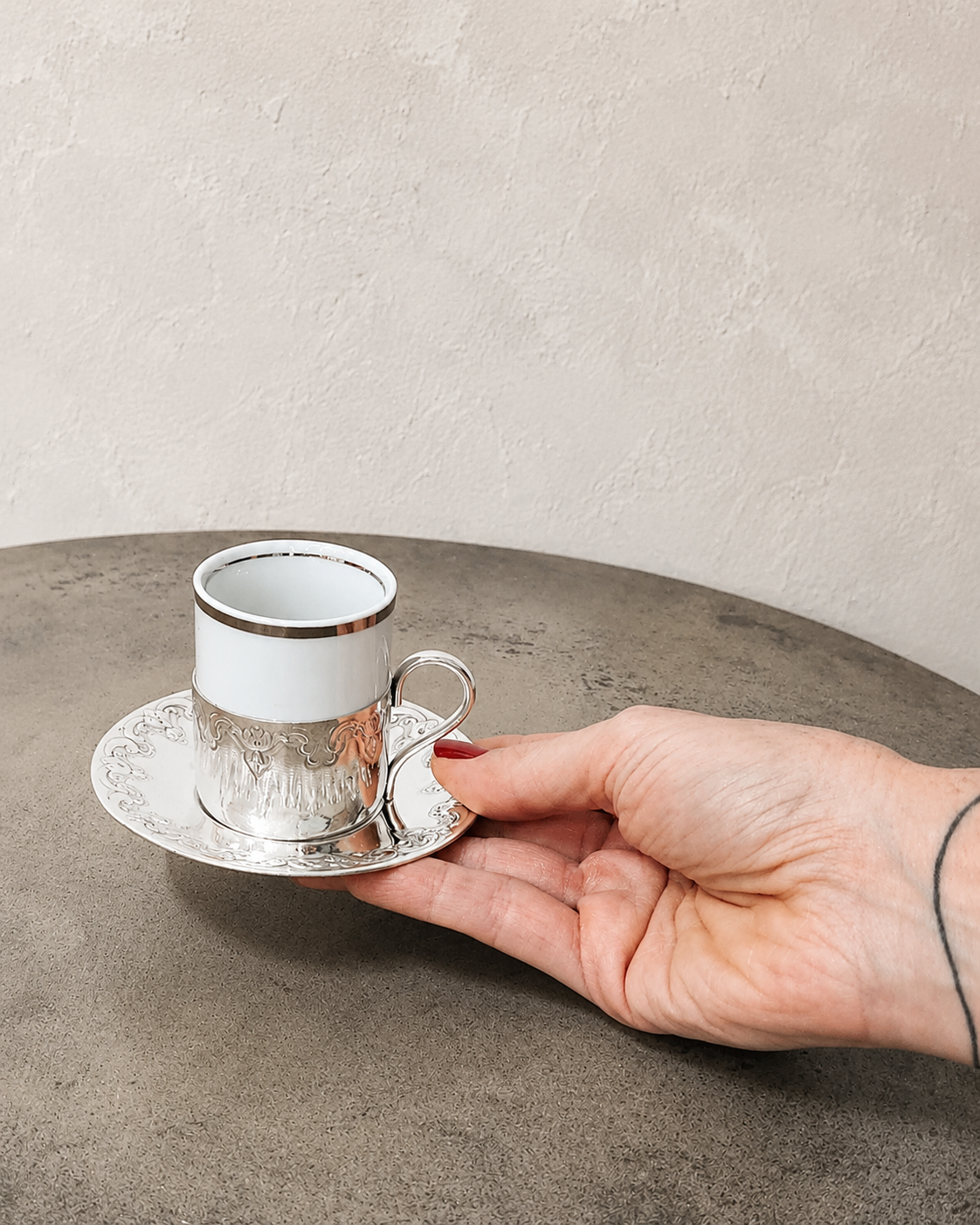 Conjunto de 6 xícaras de café em louça com suportes e pires em inox da marca Wolf