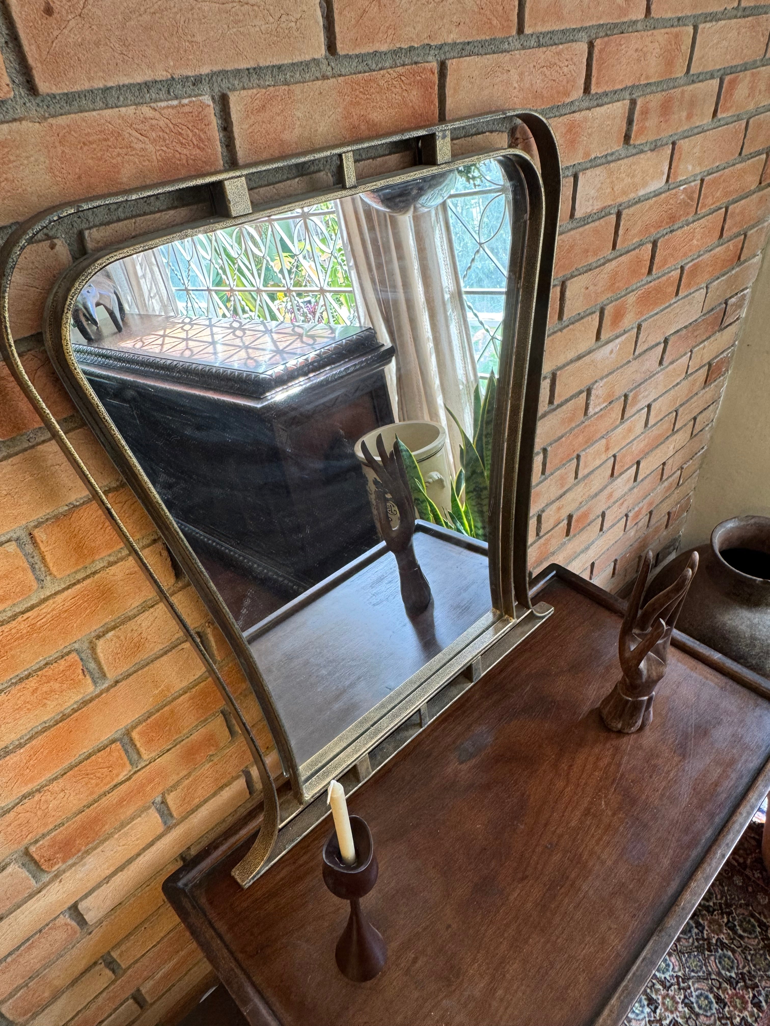 Espelho ArtDeco em metal com pátina