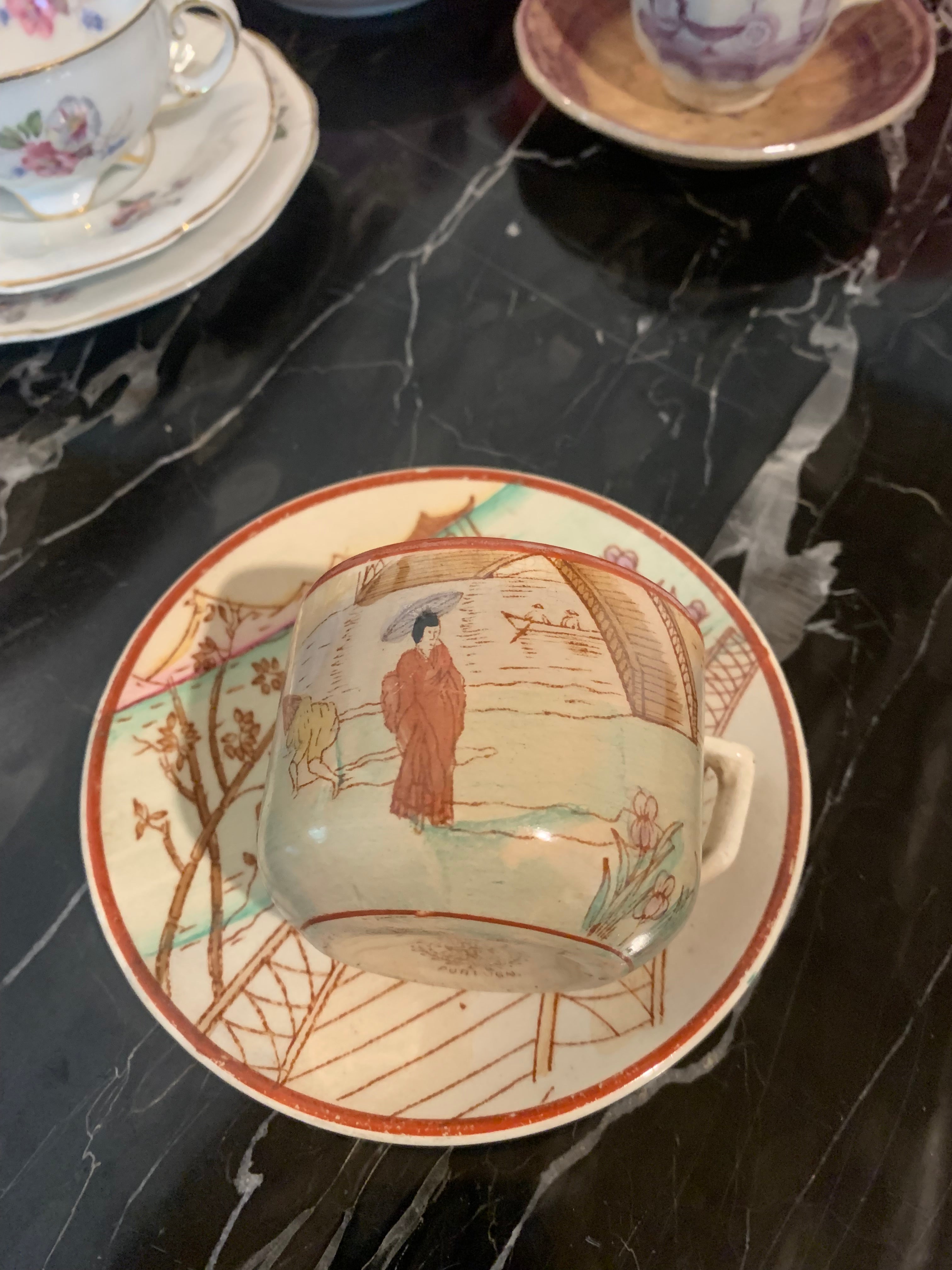 Lindíssima e muito antiga xícara de chá de porcelana com pintura a mão com tema oriental