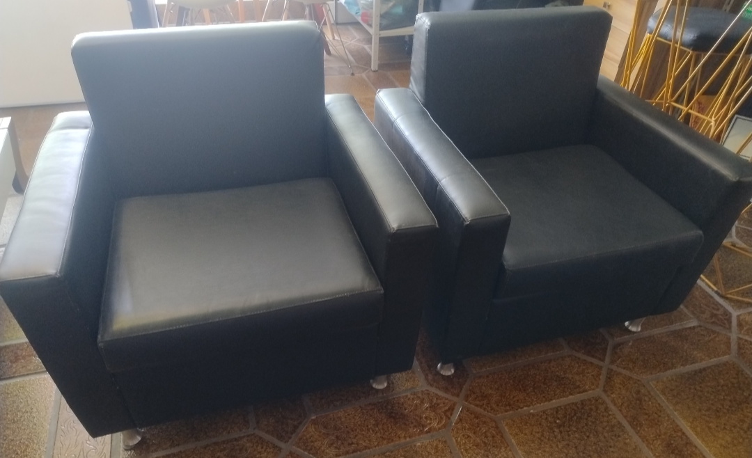 Par de Poltronas Quadradas em Courino Preto 