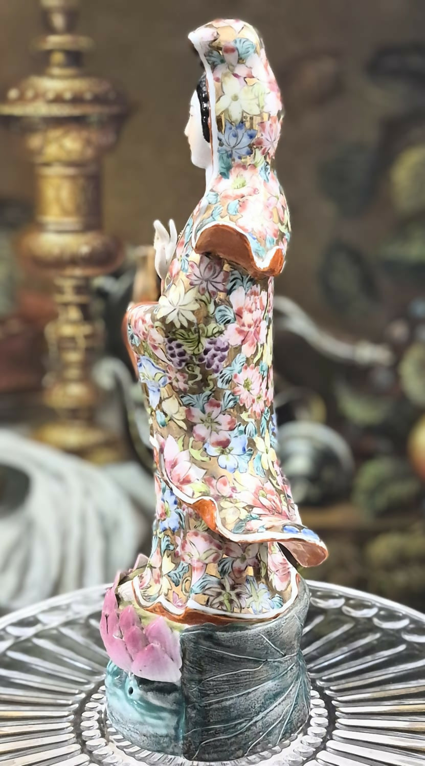Estatueta da Deusa da Compaixão e Sabedoria Kuan Yin, decorada ao estilo Família Rosa Mille Fleur
