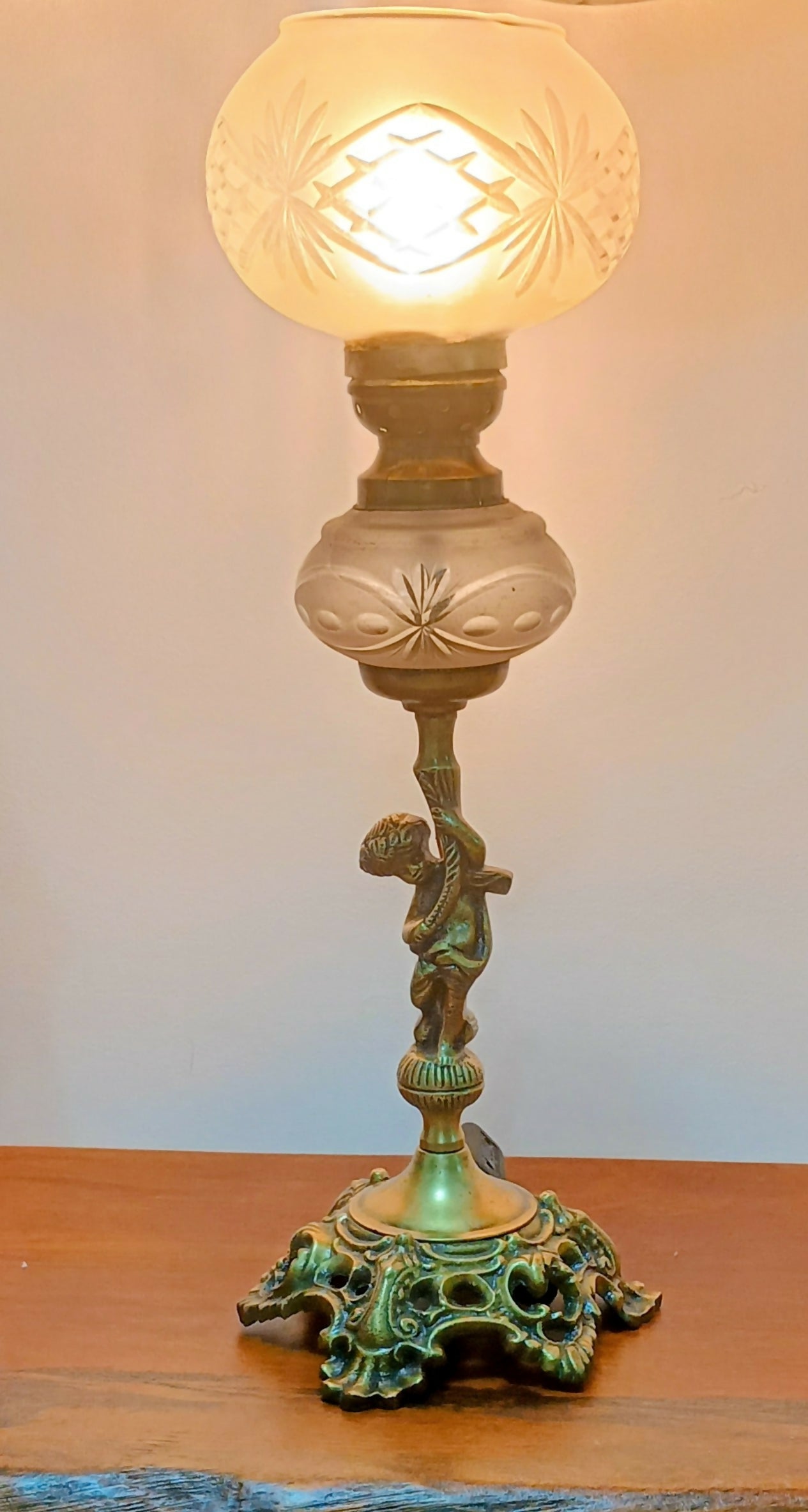 Abajur Antigo Escultural com Querubim – Bronze/Latão e Vidro Lapidado – 50 cm