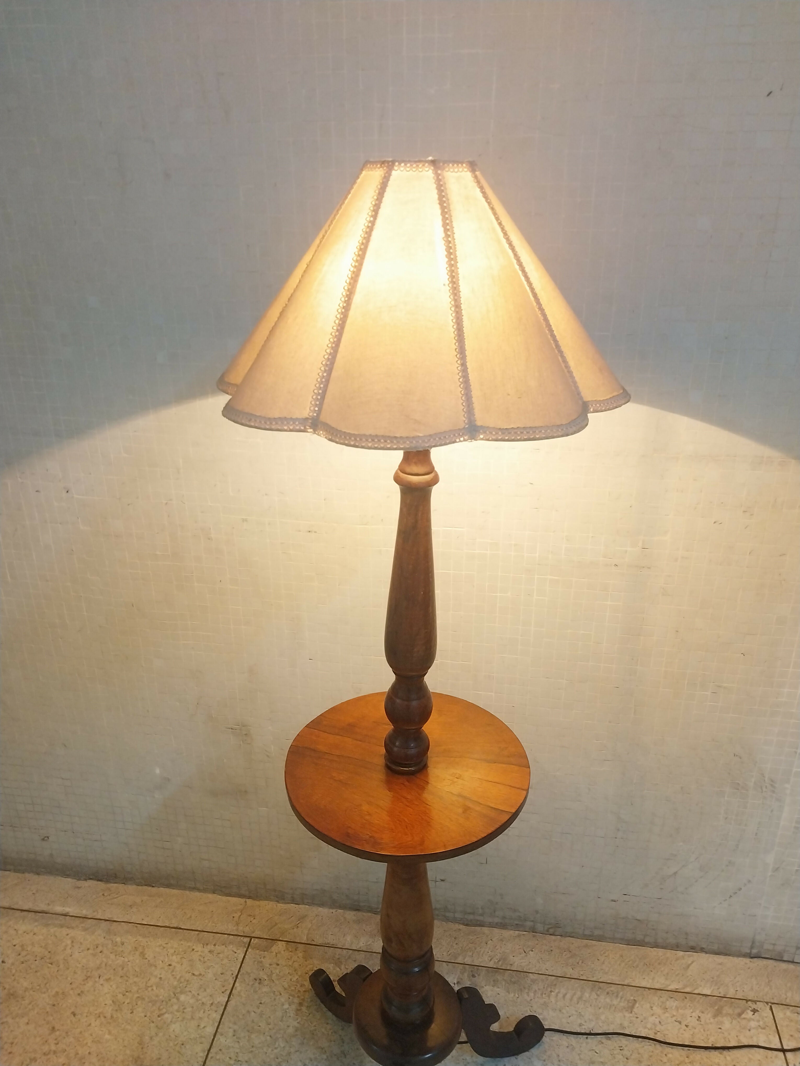 Luminária de Piso Estilo colonial com Mesinha