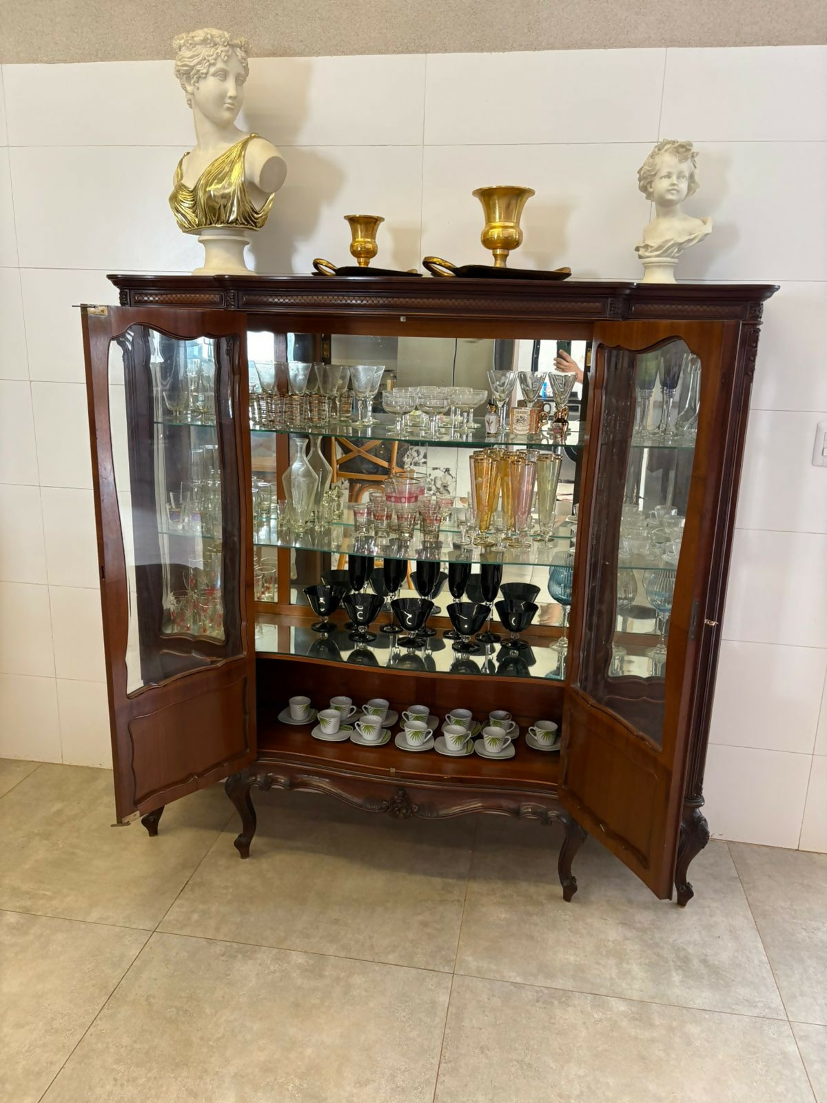 Jogo de Jantar Luiz XV - (Cristaleira + Buffet + mesa com 12 cadeiras)