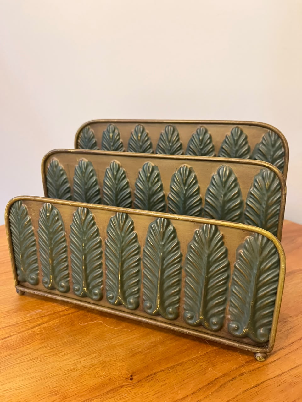 Conjunto com 2 porta-cartas em metal – decoração de folhas em relevo