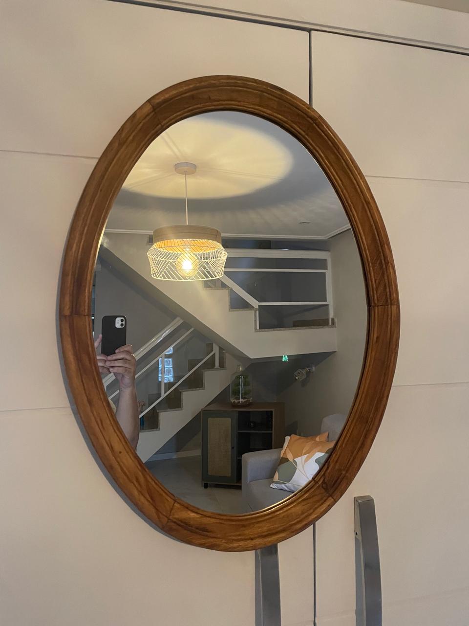 Espelho oval com moldura em madeira