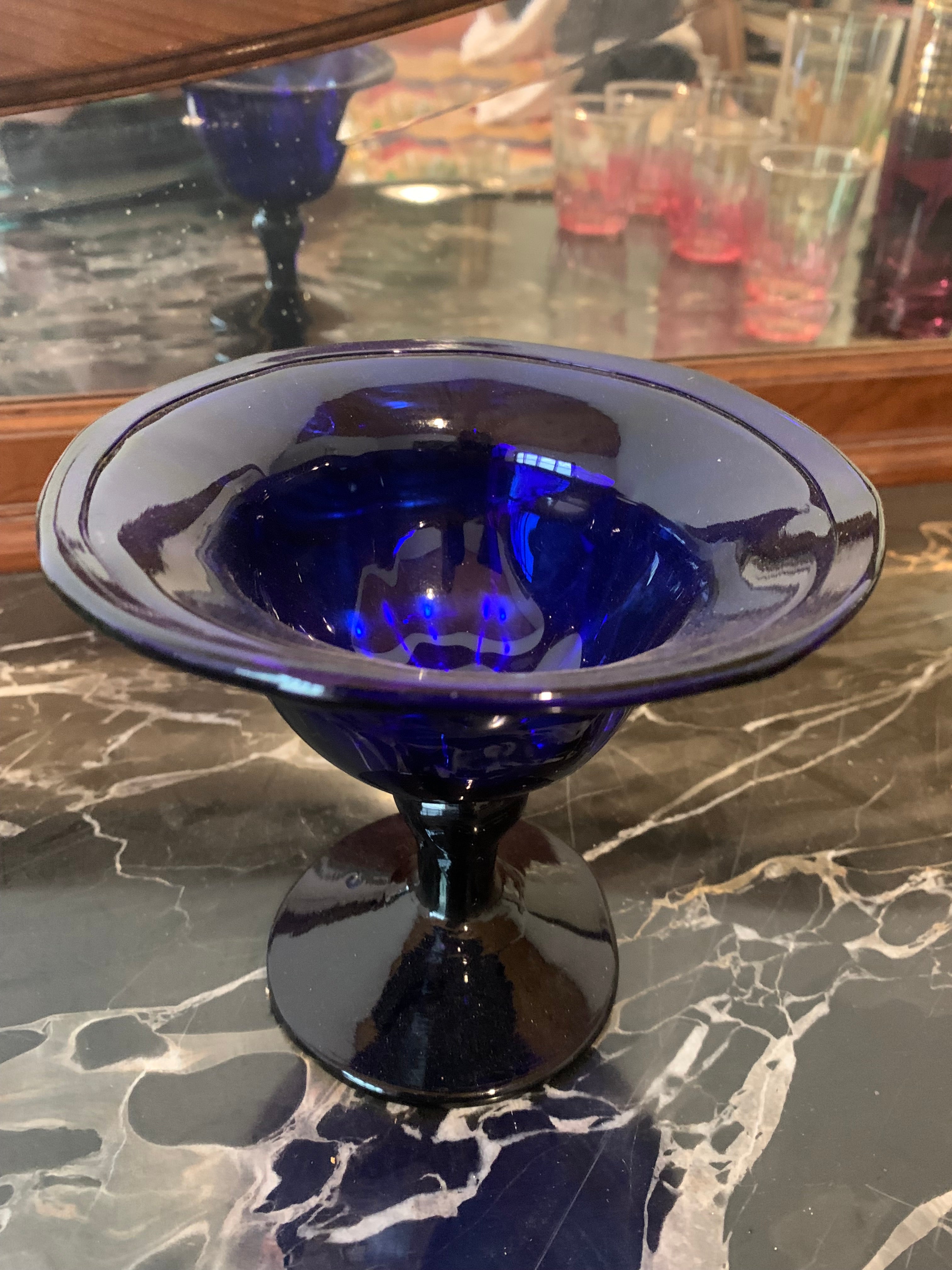 Antiquíssima e rara taça em vidro Biedermeier, com cor azul de cobalto