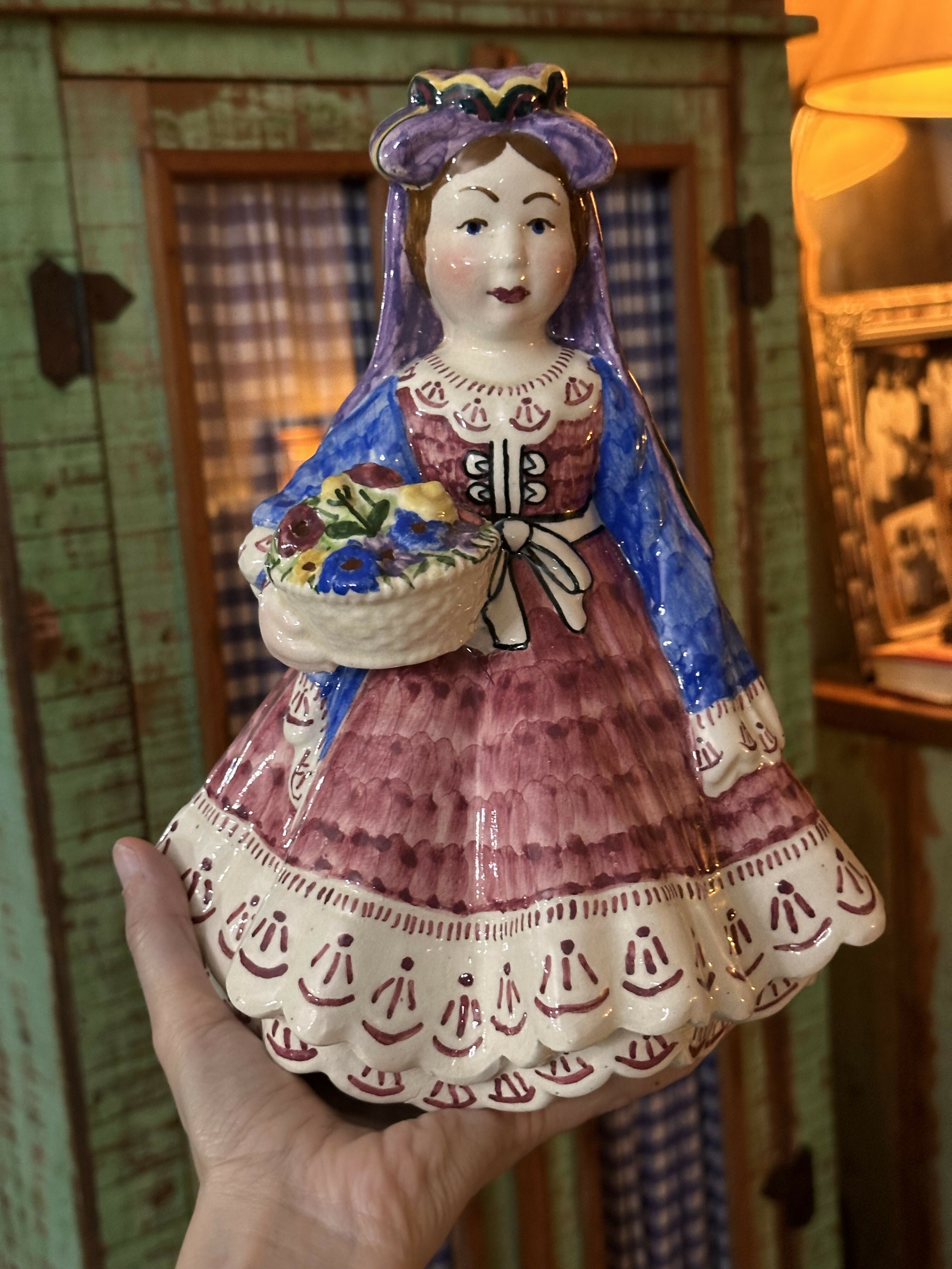 Maravilhosa estatueta antiga em faiança portuguesa mulher camponesa florista - peça pintada à mão