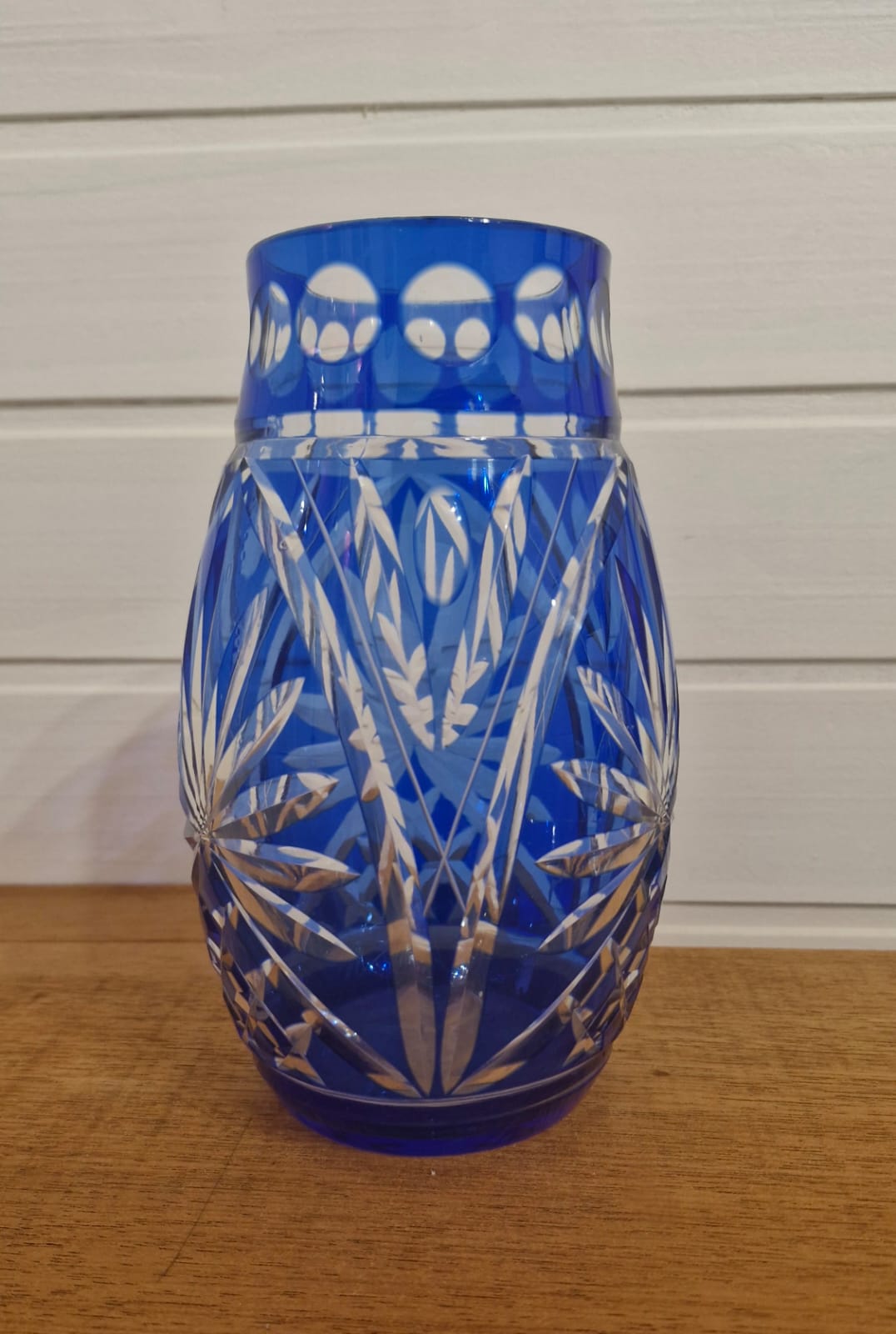 Belíssimo vaso em cristal double blue ricamente lapidado