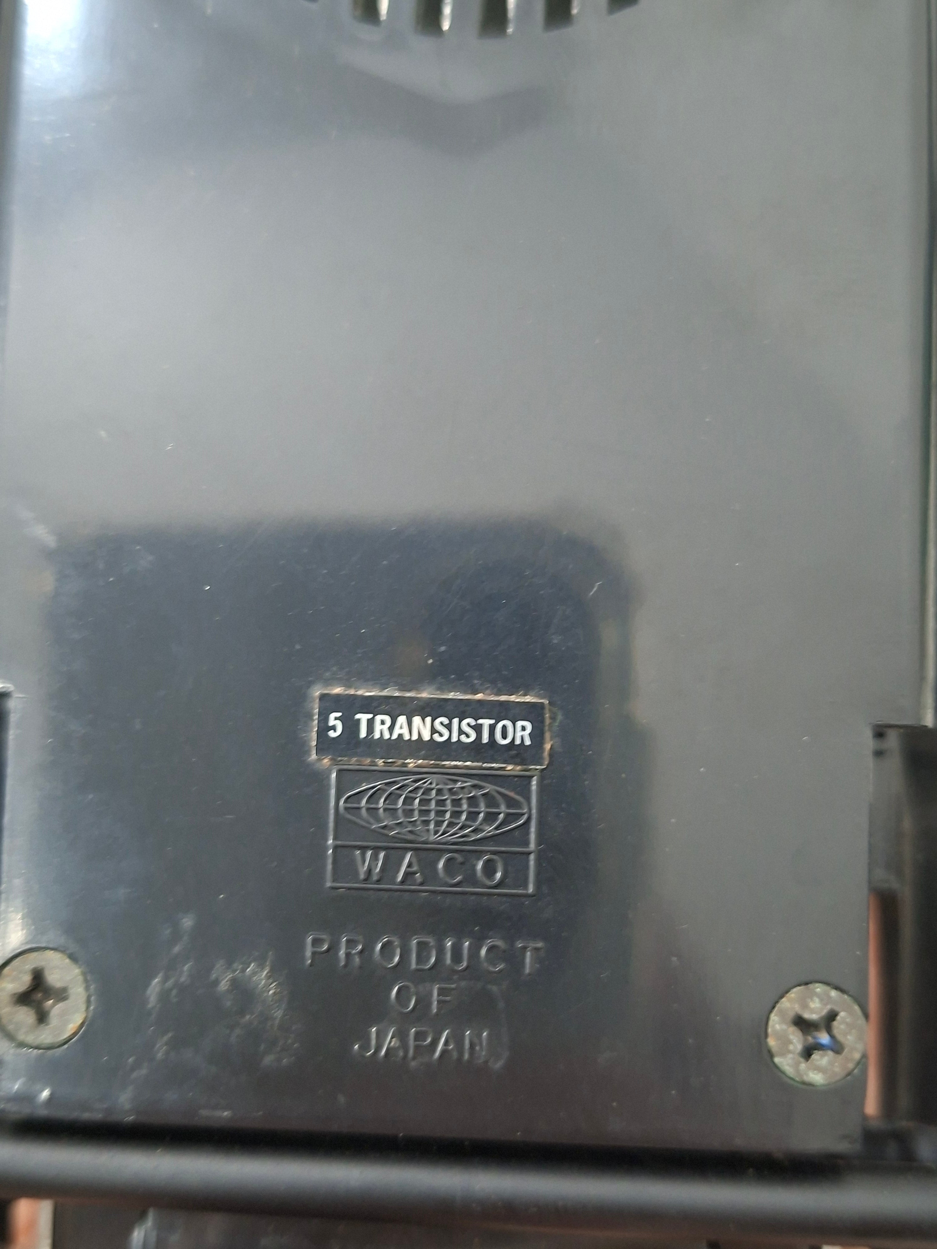 Rádio Antigo Japonês Wago em formato de um carro Ford T em metal e baquelite (funcionando) 