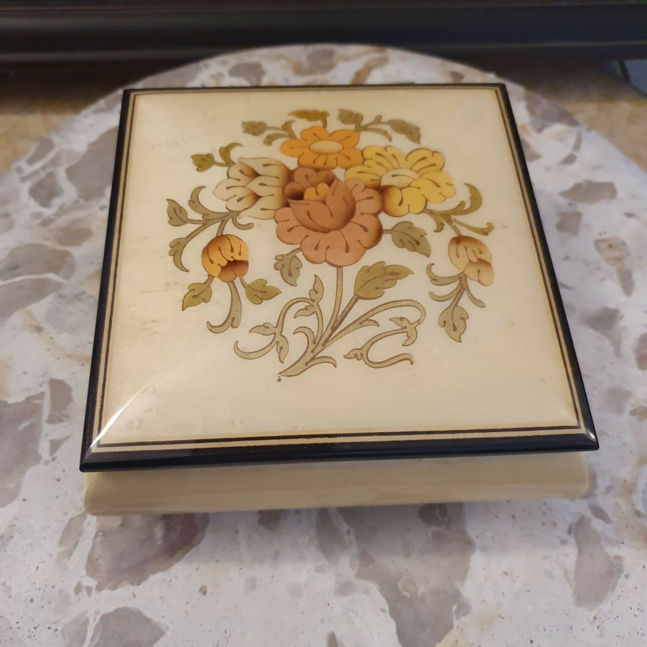 Maravilhosa caixinha vintage de música italiana! Impecável!