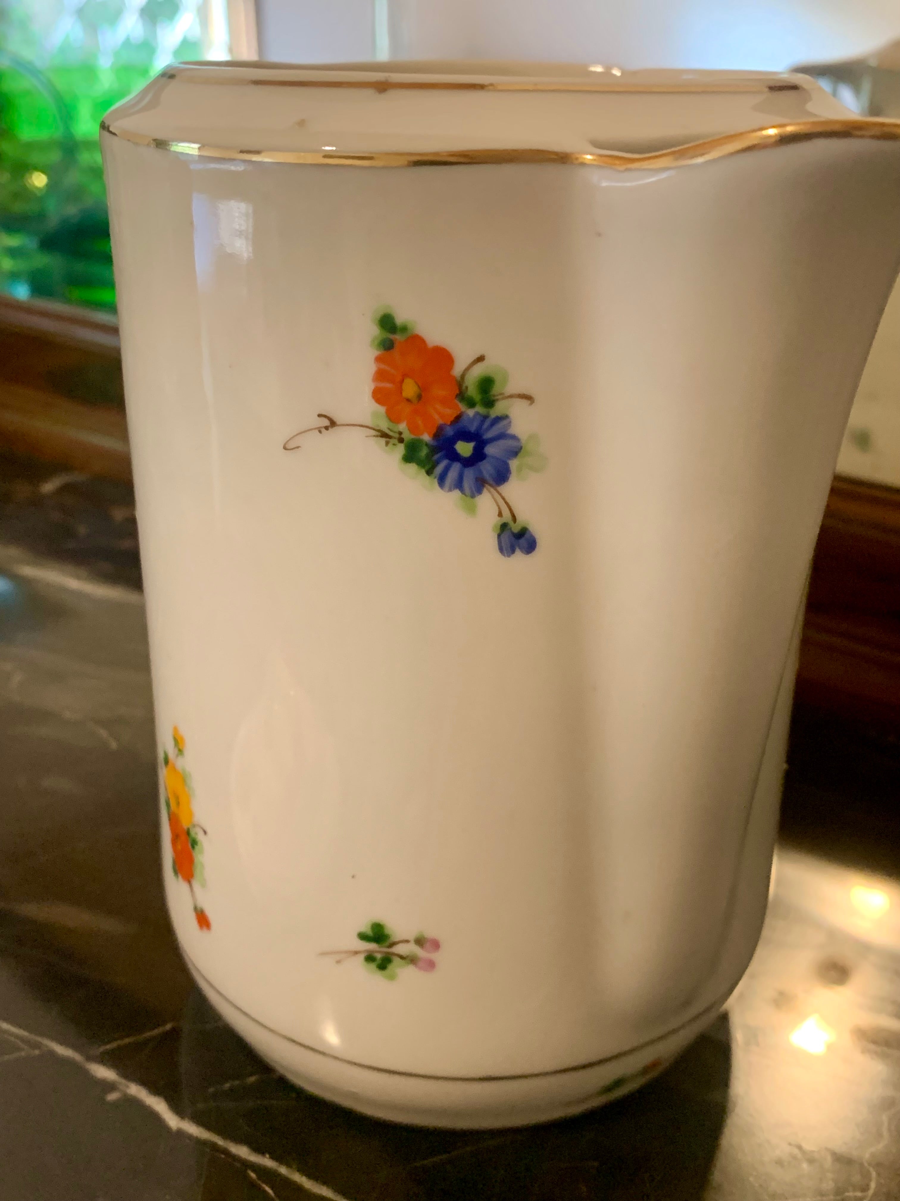 Raríssimo bule de porcelana da extinta e afamada fábrica Cerqueira Leite com motivos florais 