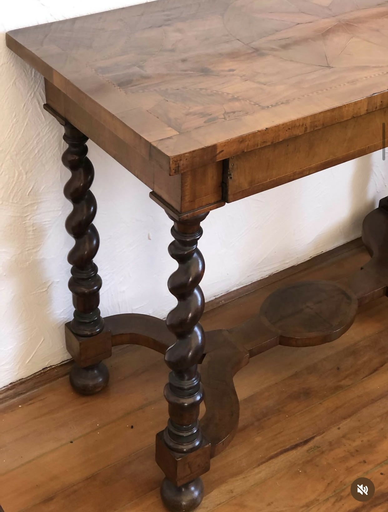 Raro aparador europeu com gaveta e marchetaria no tampo