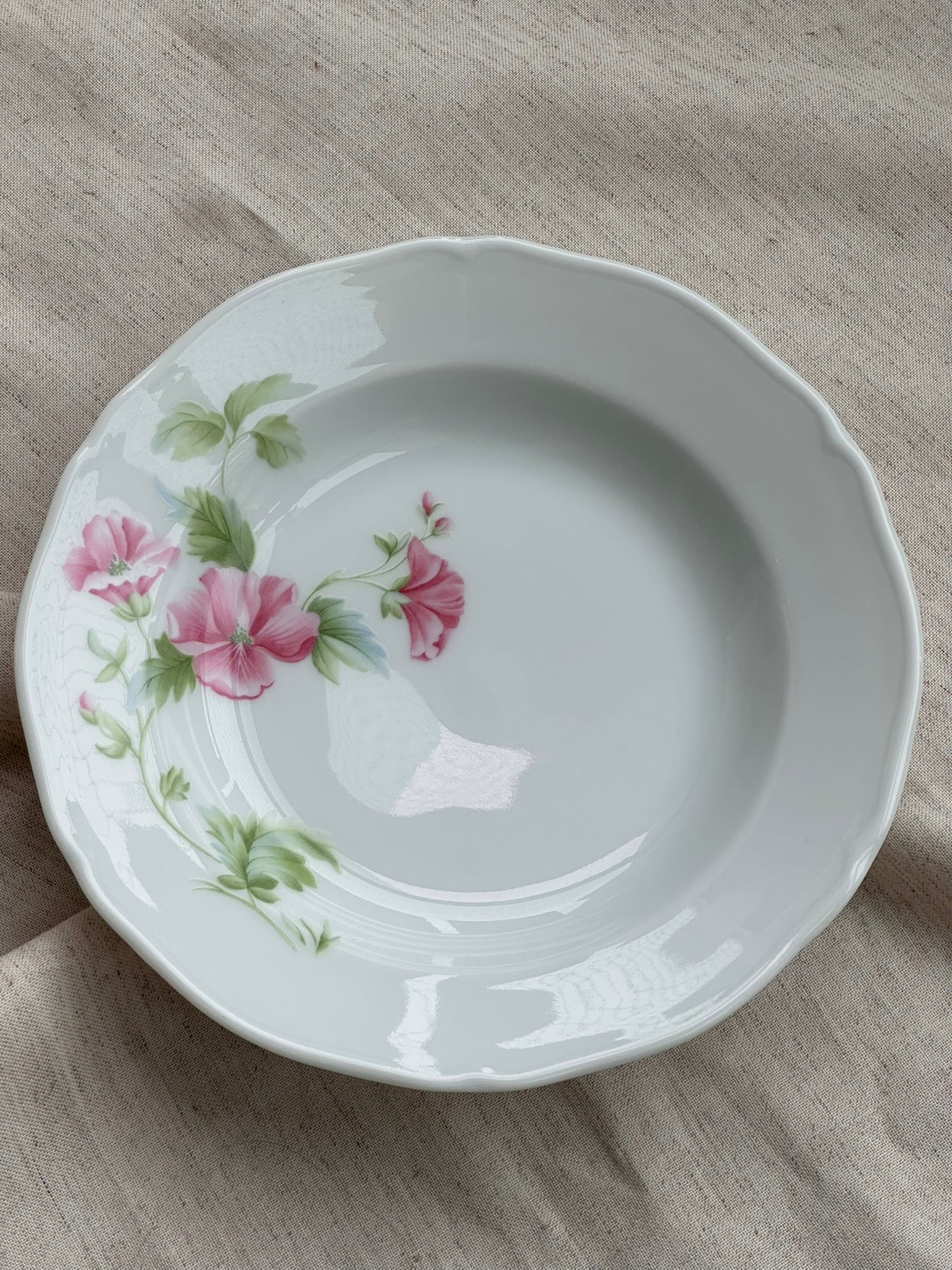 Conjunto de porcelana francesa Limoges Castagner com motivos florais — 6 pratos fundos, sopeira e travessa