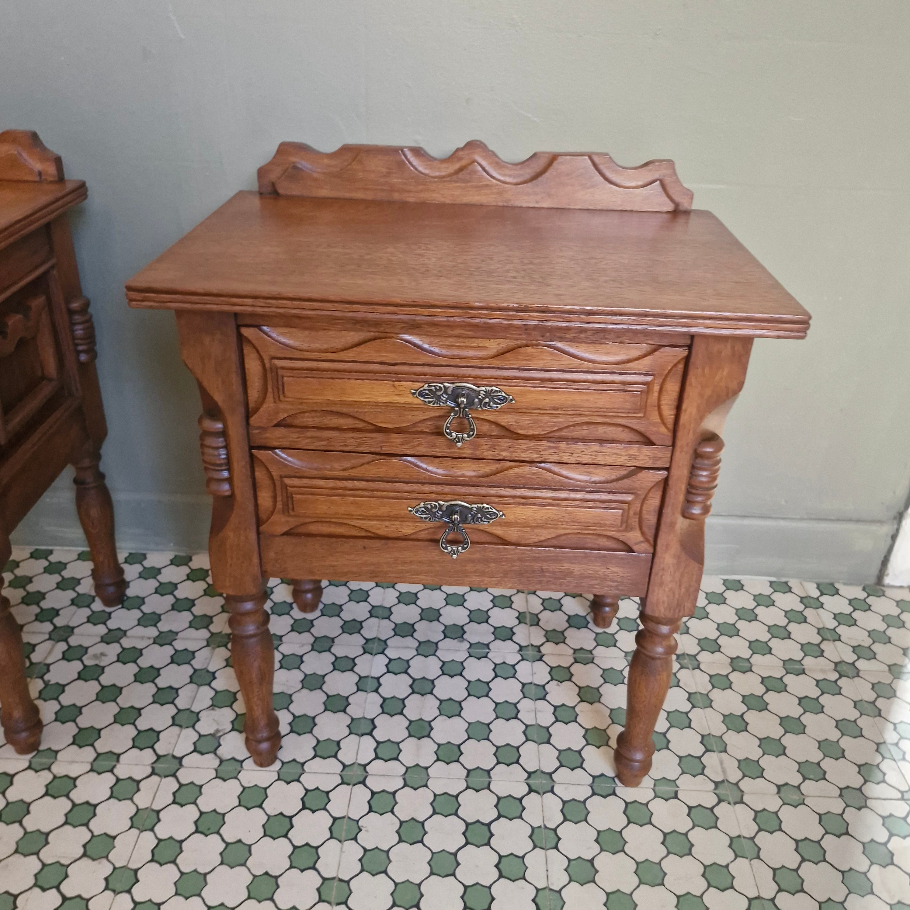 Par de mesas de cabeceira estilo colonial em madeira entalhada com duas gavetas (restauradas) 