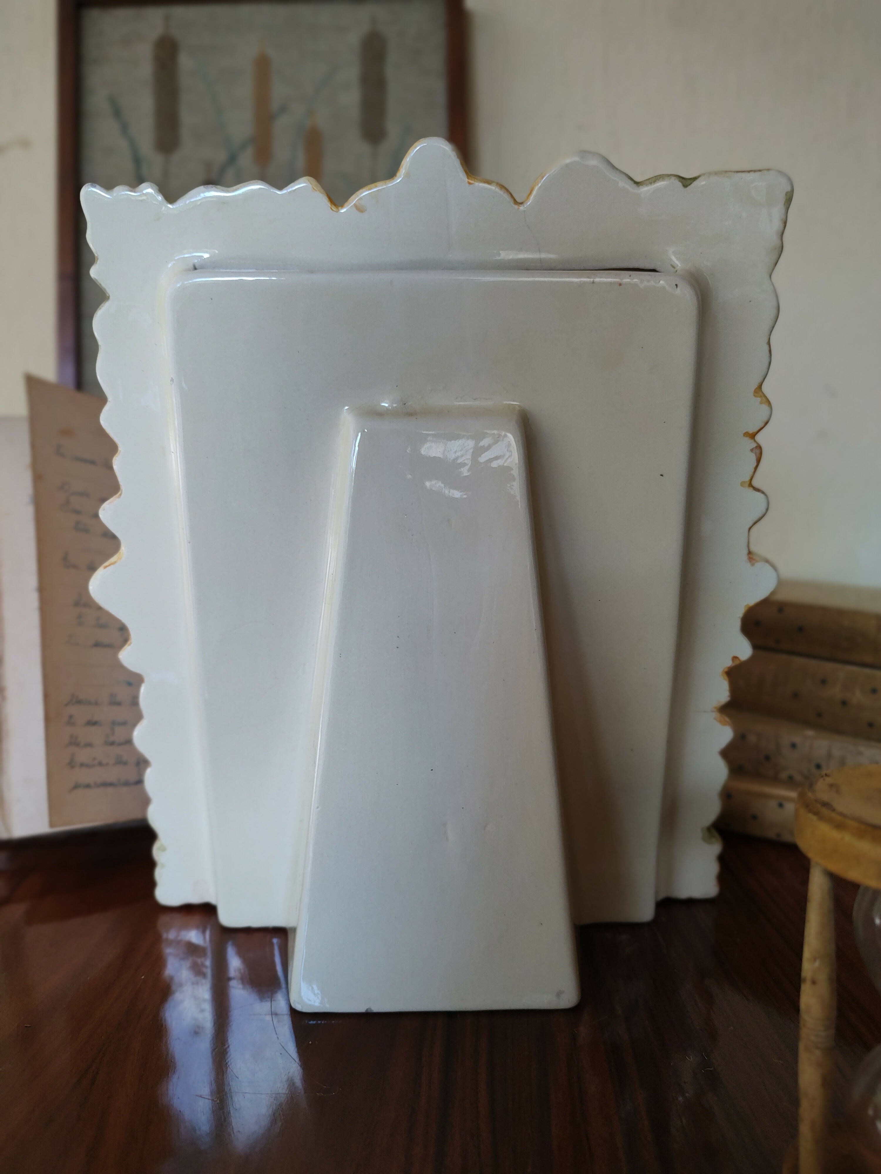 Maravilhoso e Raro Porta retrato Weiss florido em faiança (23cm x 26cm)