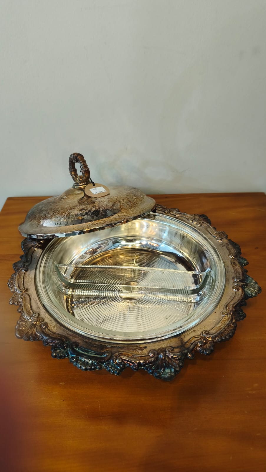 Travessa de Servir arredondada em metal prateado com Tampa e Refratário Glasbake – English Shell / Rogers – 32 cm