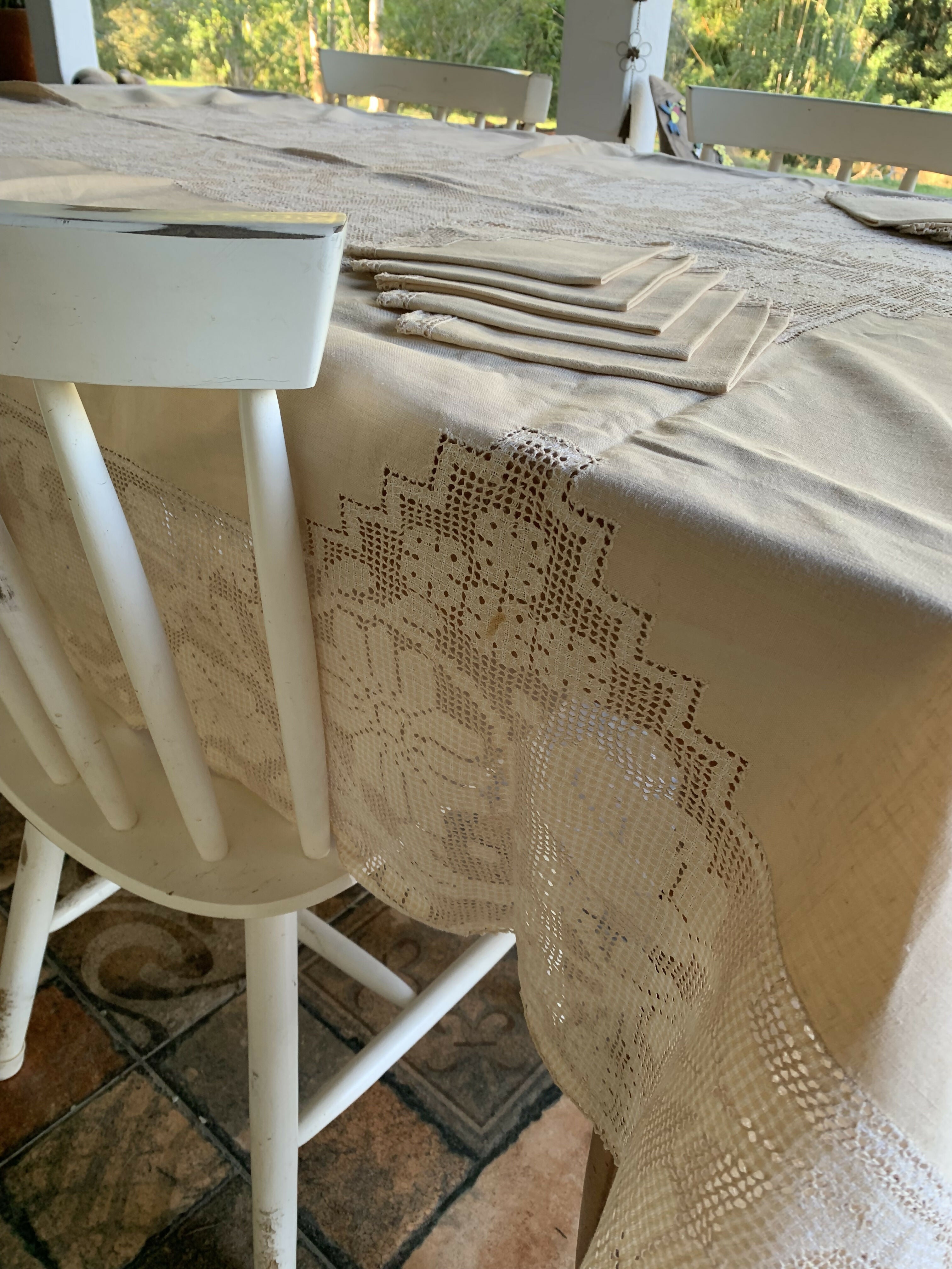 Toalha de mesa em linho bordada com guardanapos