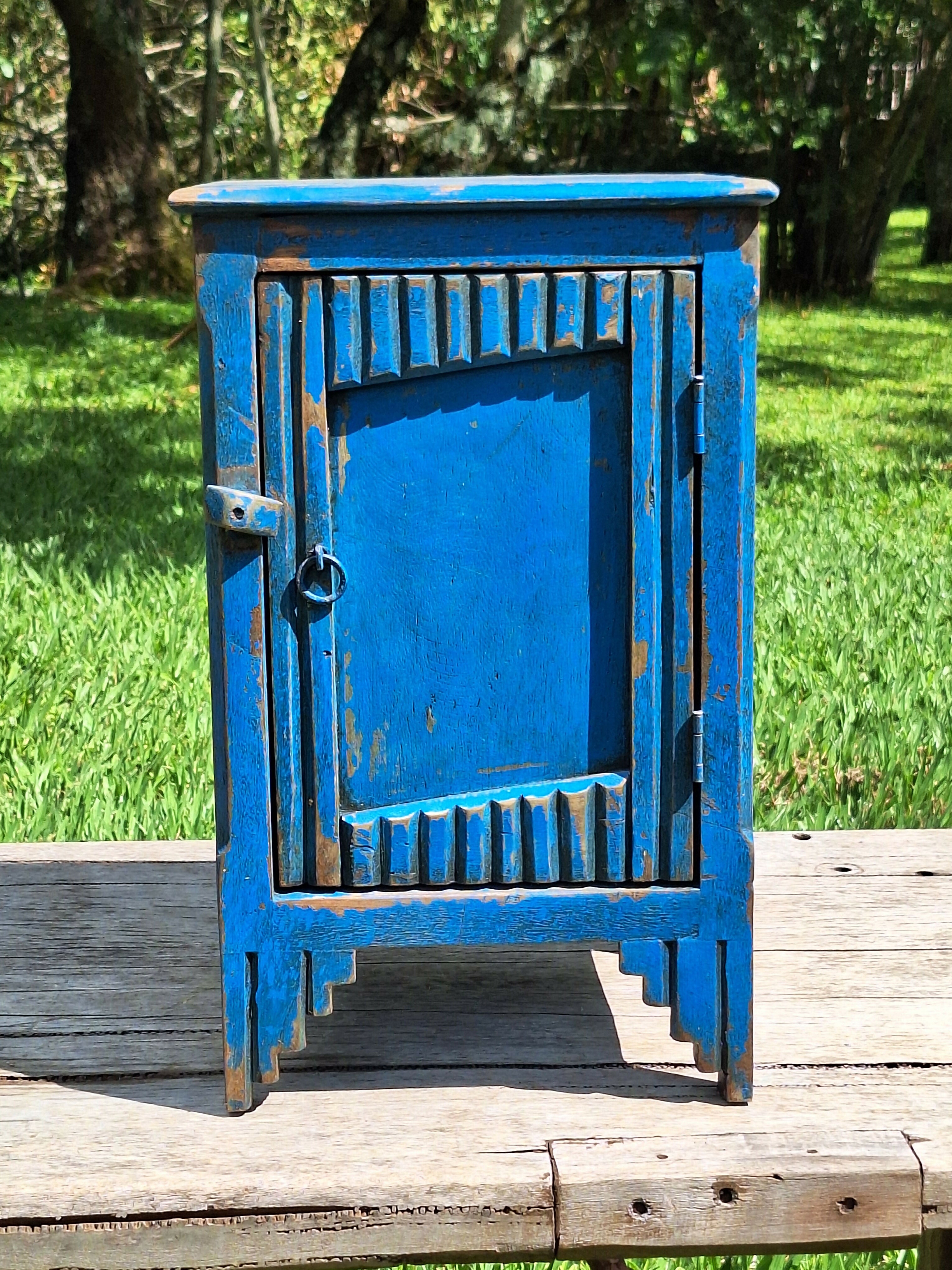 Mesinha de Cabeceira / Armarinho Tinta Gasta Madeira Maciça Garimpo Mineiro