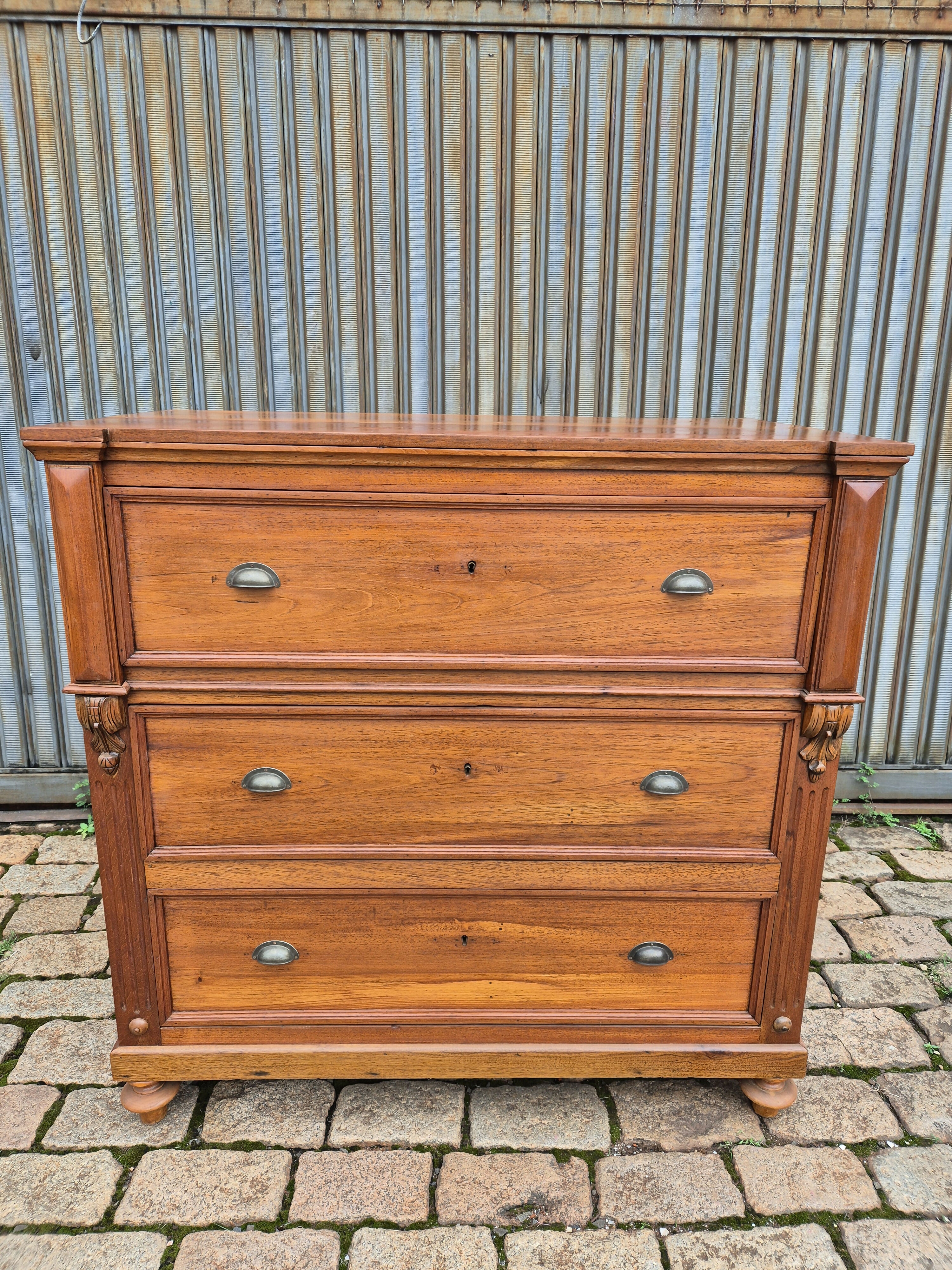 Belíssima cômoda centenária Império