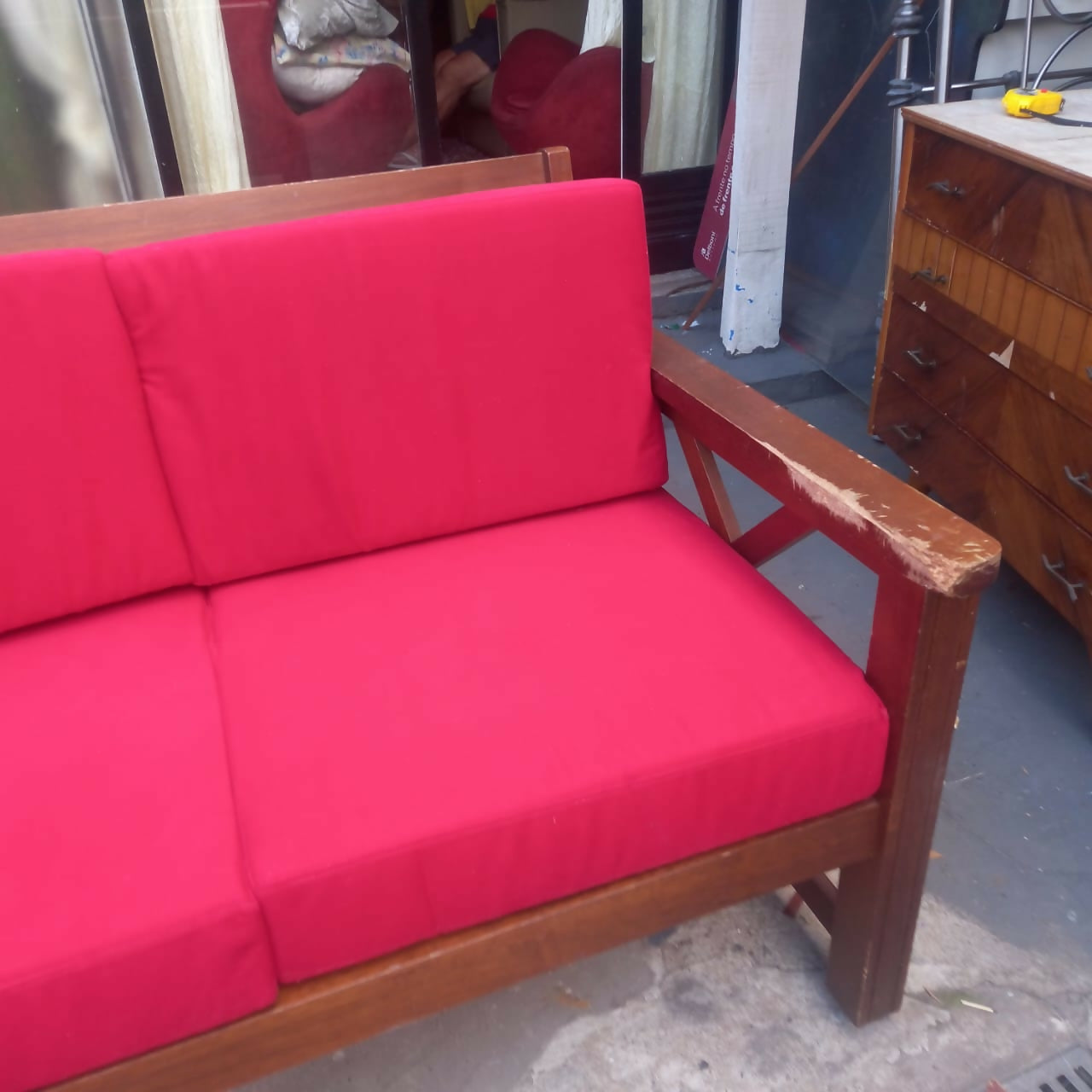 Sofá de madeira com estofado vermelho