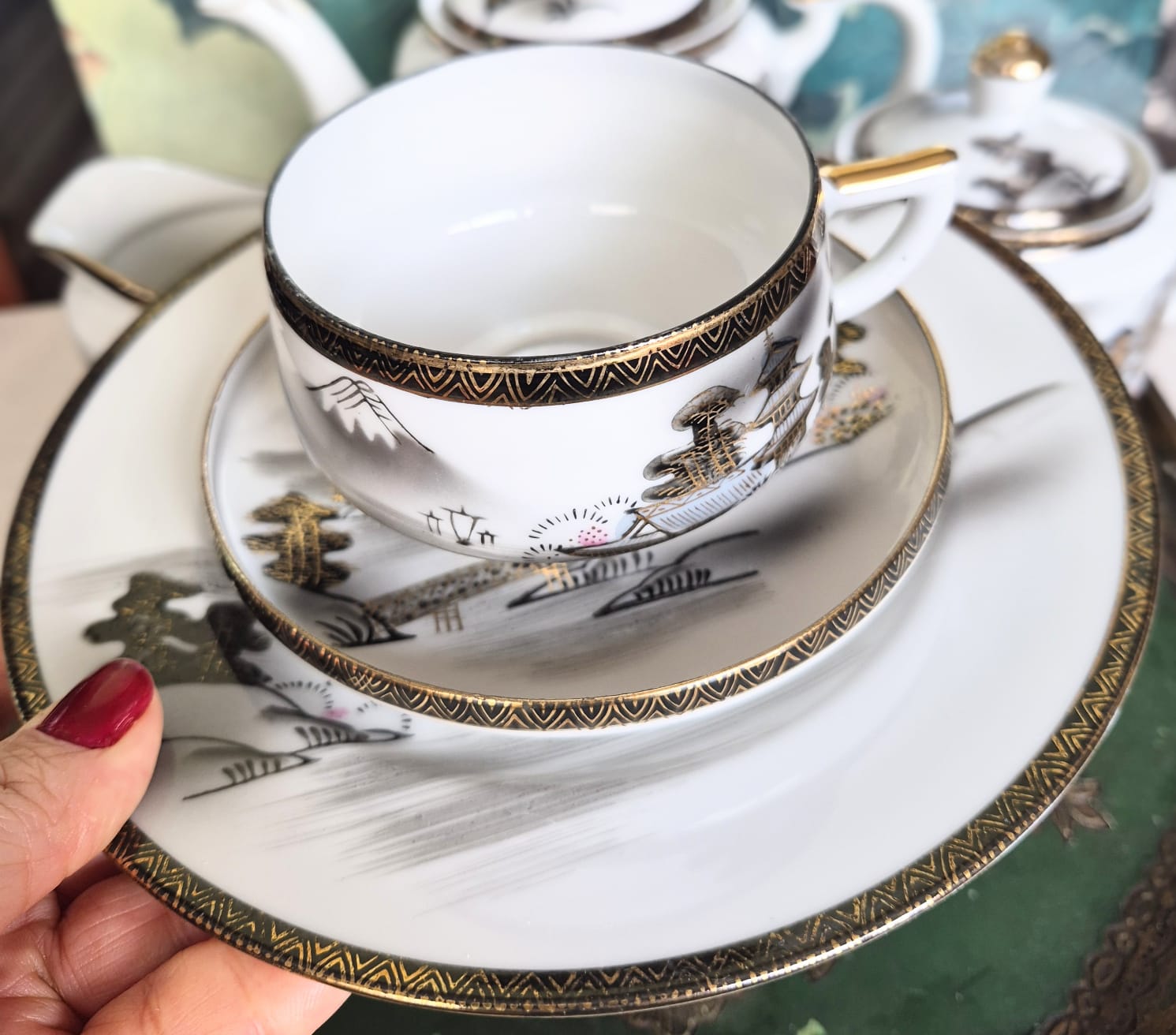 Jogo para chá em porcelana vintage japonesa Kutani, da década de 40, maravilhoso, em perfeito estado. As xícaras tem a gueixa no fundo. 15 peças.