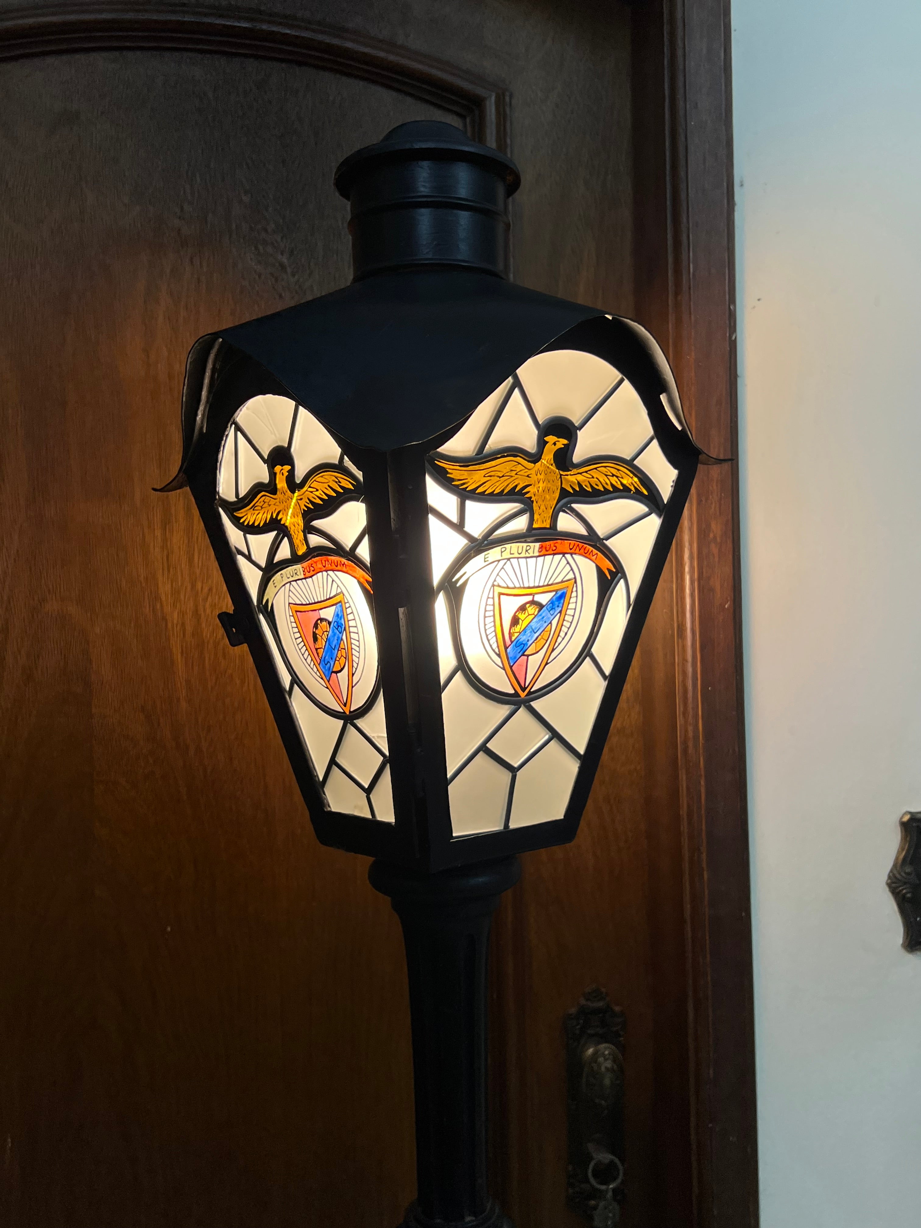 Luminária toucheiro todo entalhado na madeira e cupula em vitral
