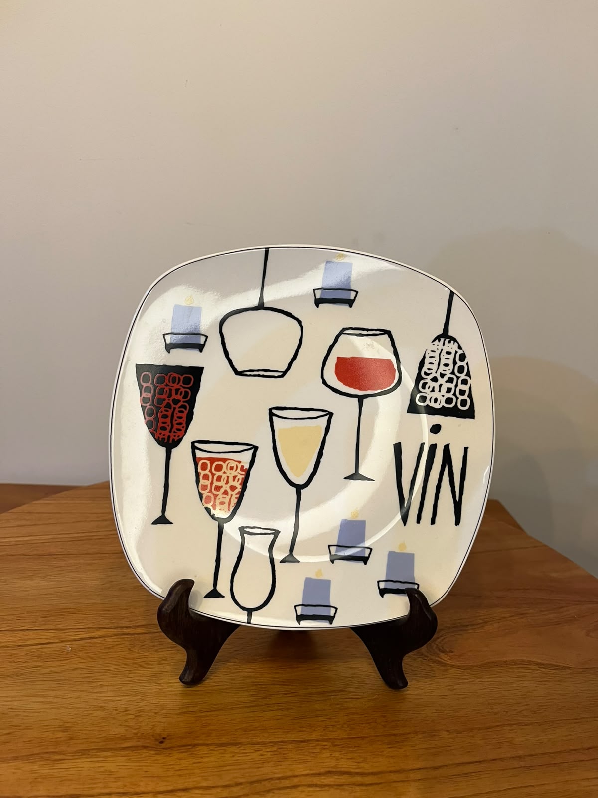 Conjunto com 4 Pratos Decorativos – Tema Vinho e Queijo – 20 × 20 cm