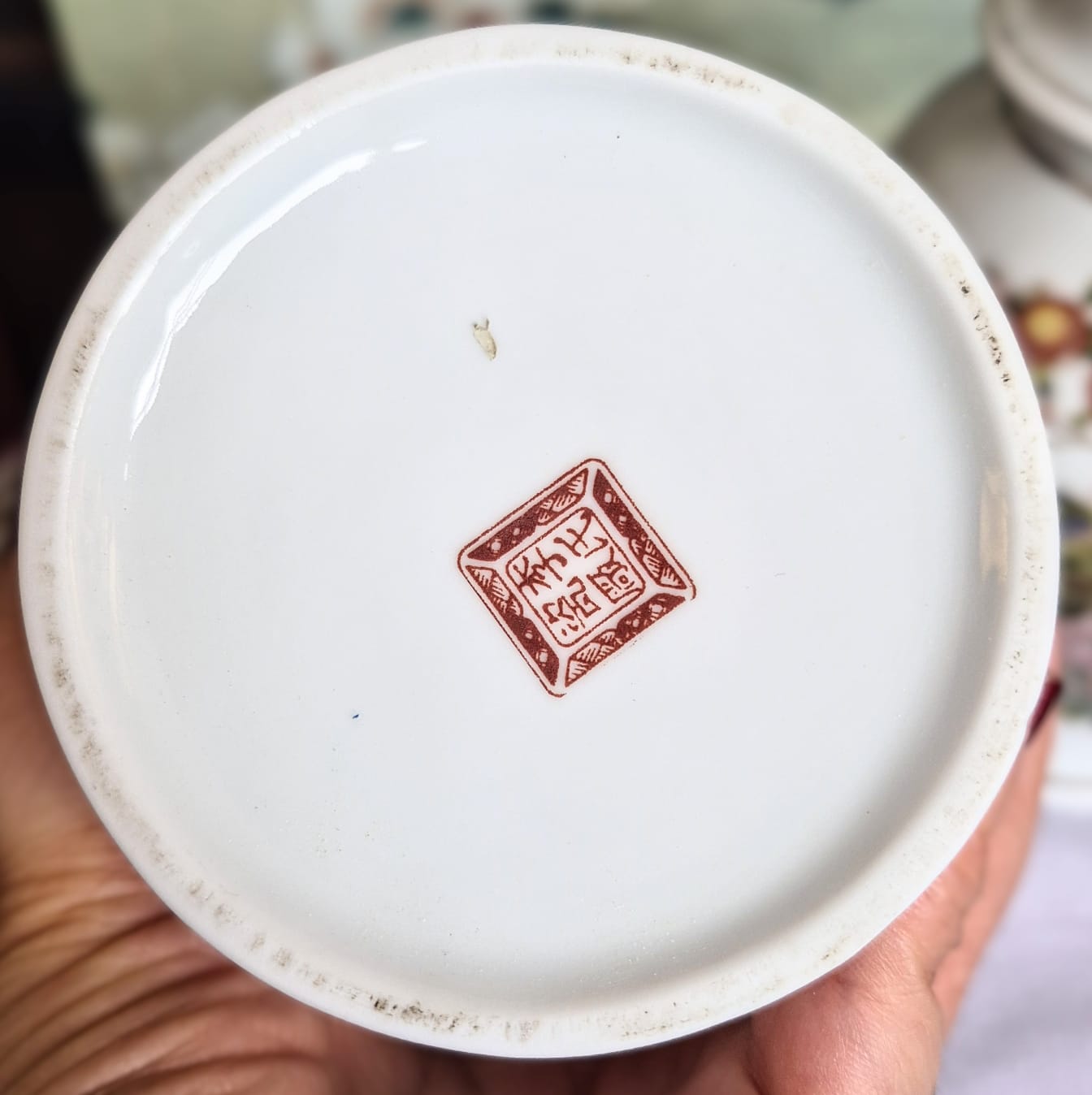 Potiche, ginger jar, em porcelana vintage chinesa Jingdezhen,  estilo Satsuma com motivos de pavões,  faisões e flores de peônia. Excelente estado.