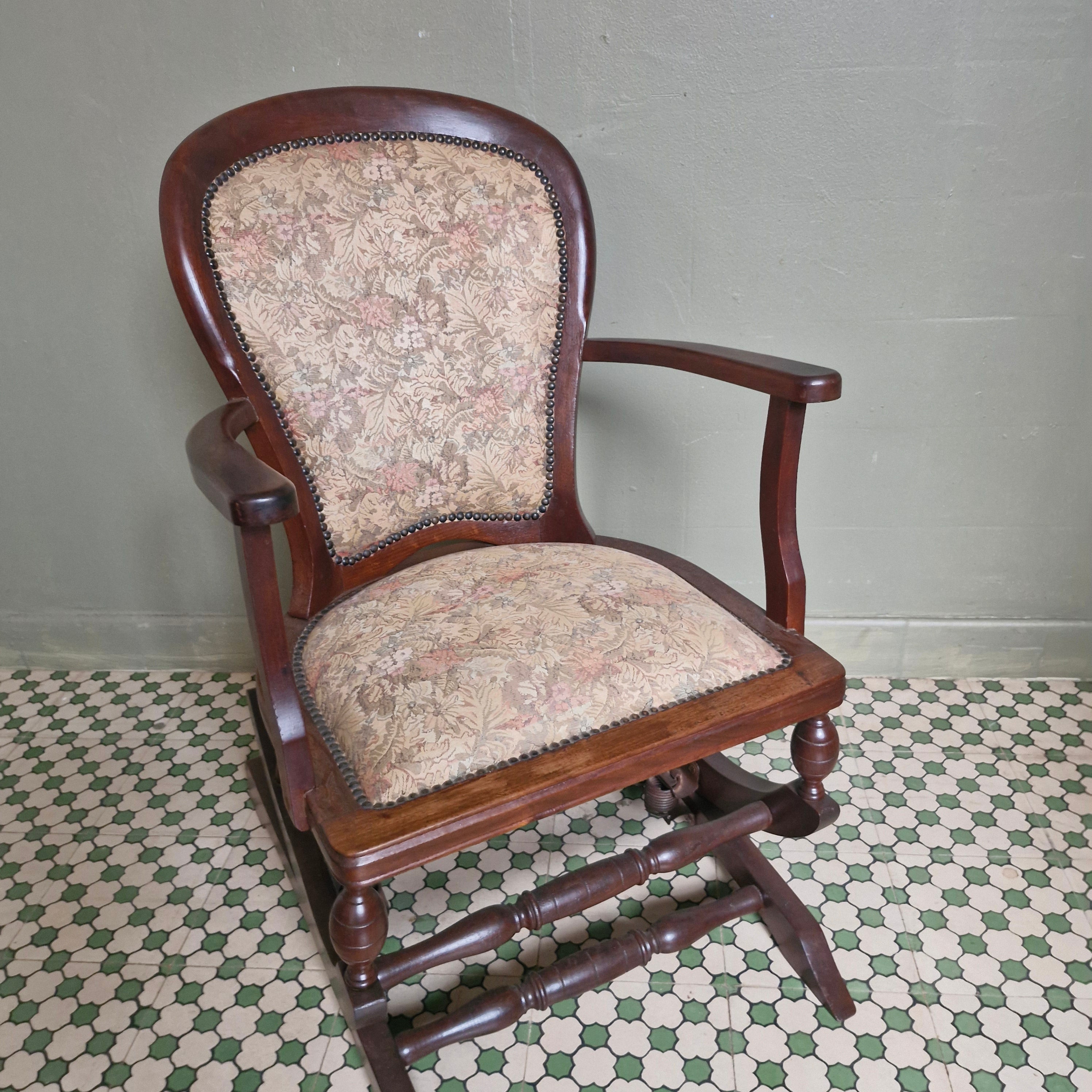 Cadeira de Balanço com estofado floral 