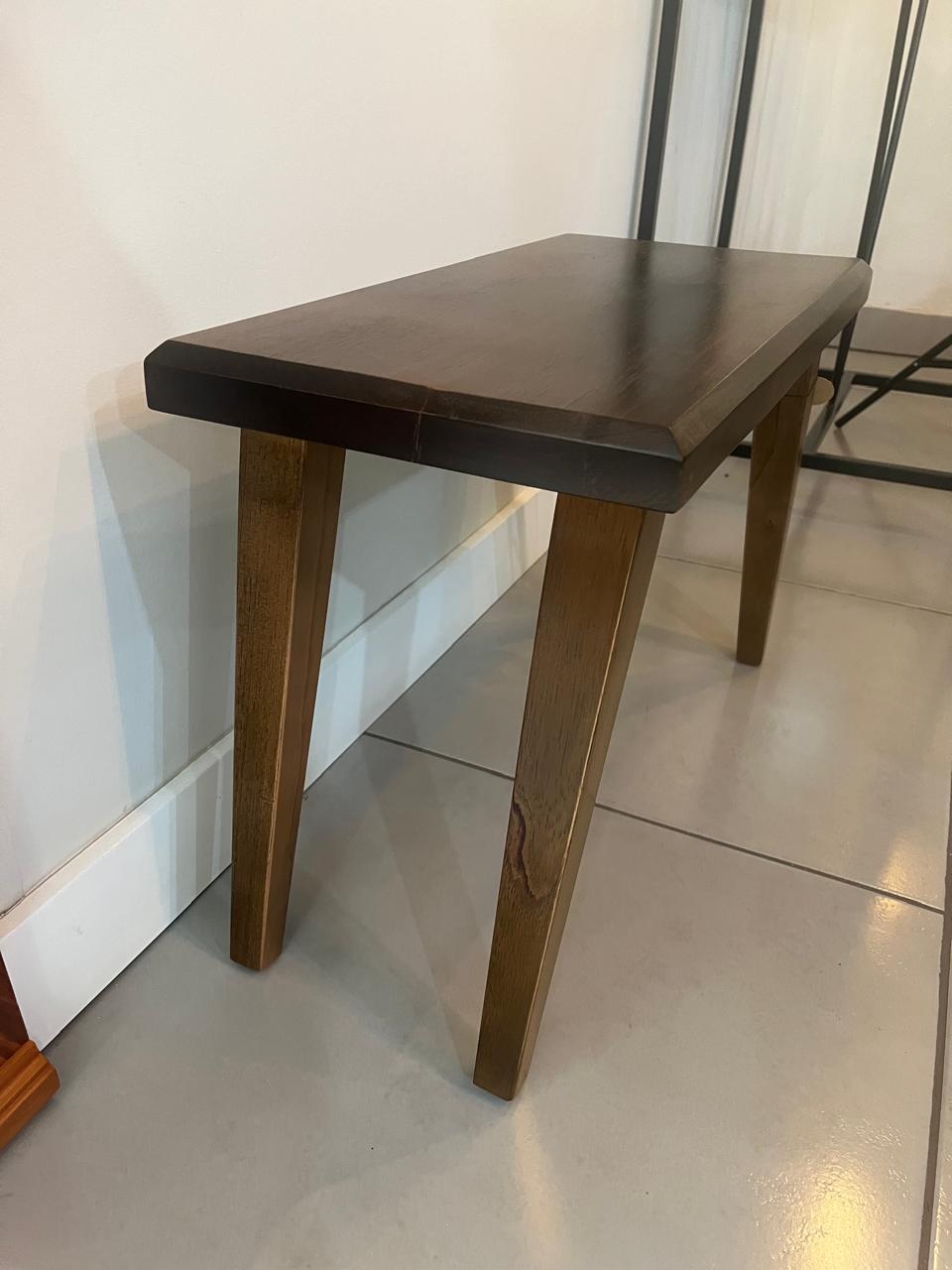 Mesinha lateral retangular em madeira de cedro com pés quadrados – 57 cm