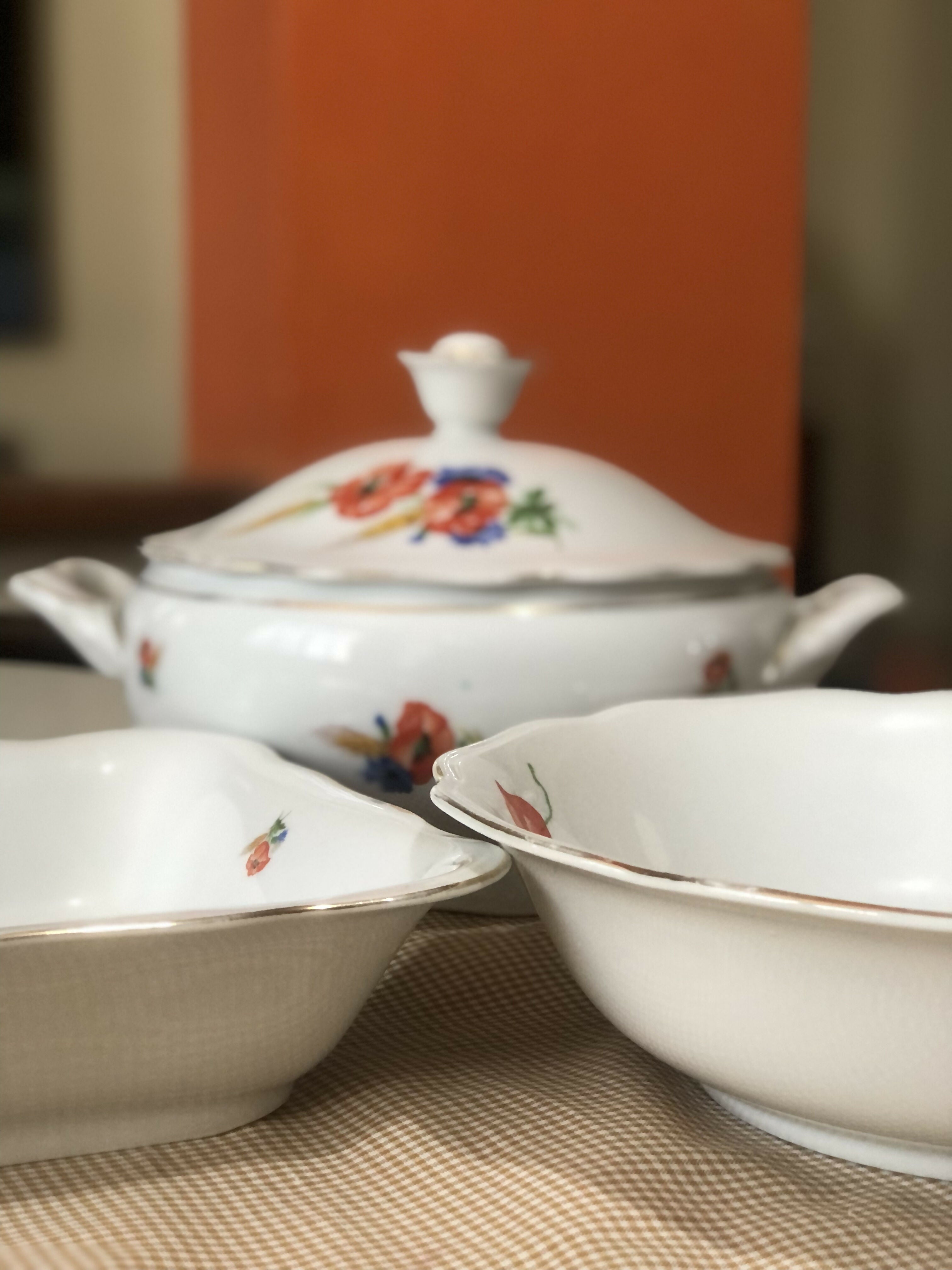 Mesa posta com preciosas peças em porcelana alemã