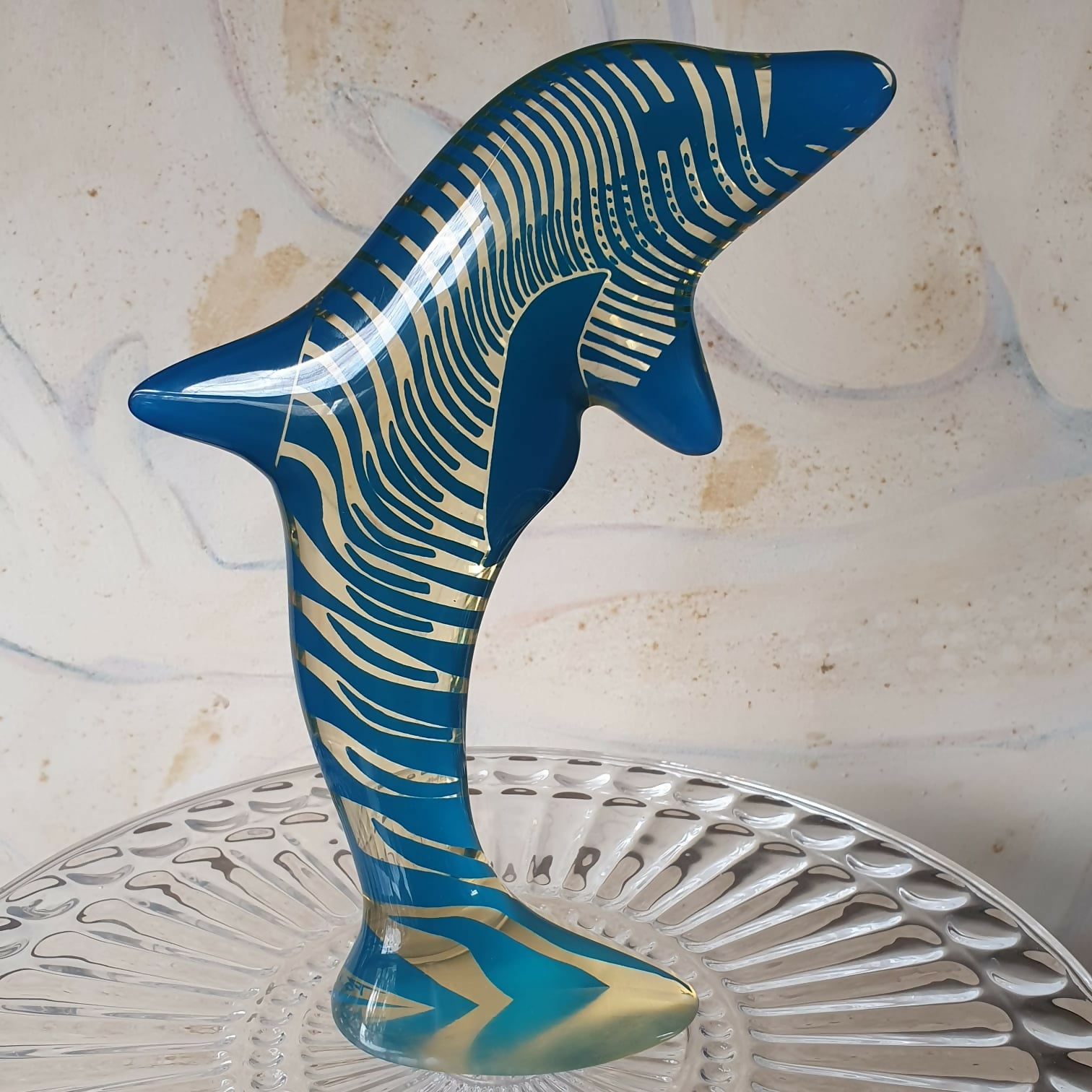 Escultura cinética representando golfinho em resina de poliéster Abraham Palatnik. Assinada.