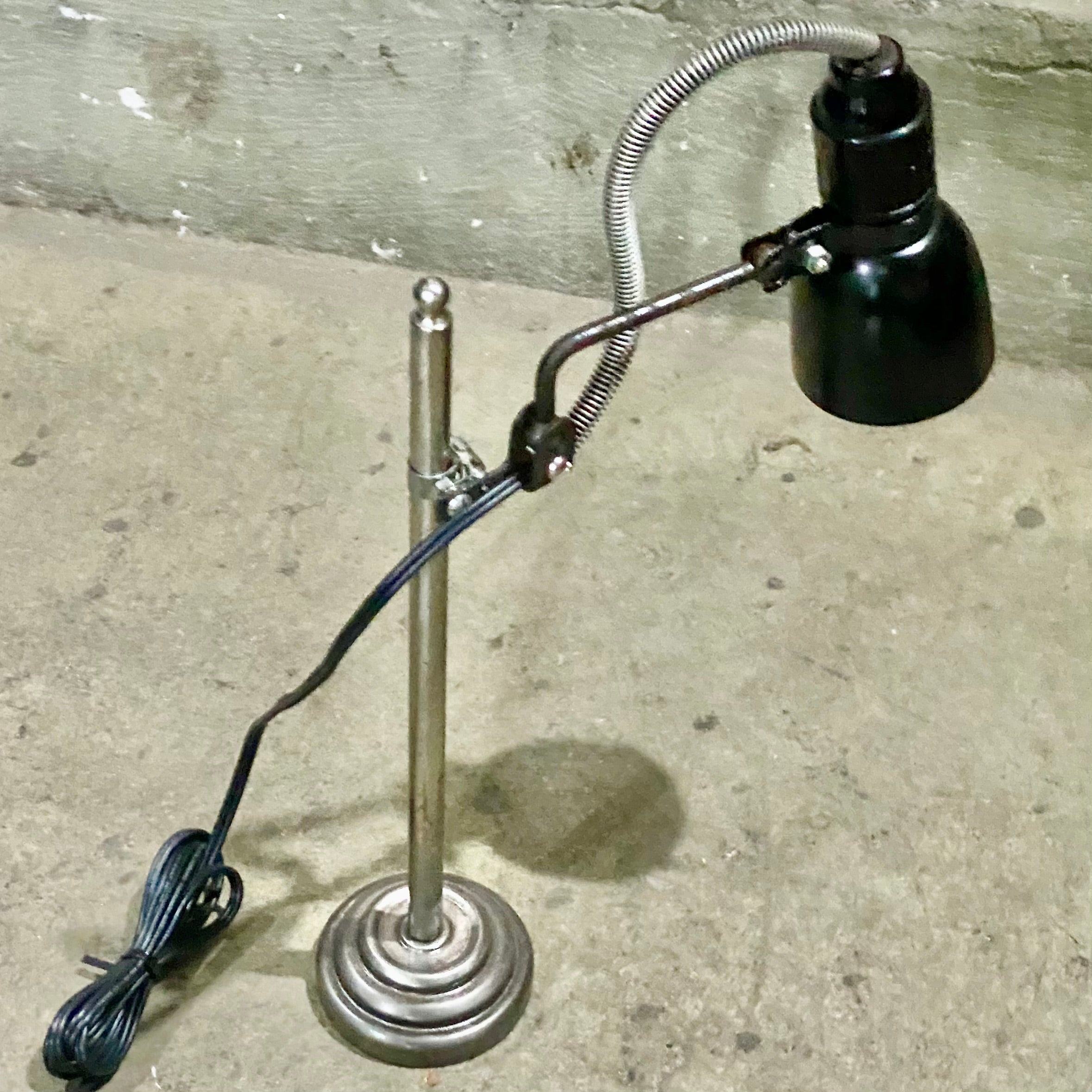Luminária customizada com base em metal e cúpula preta 