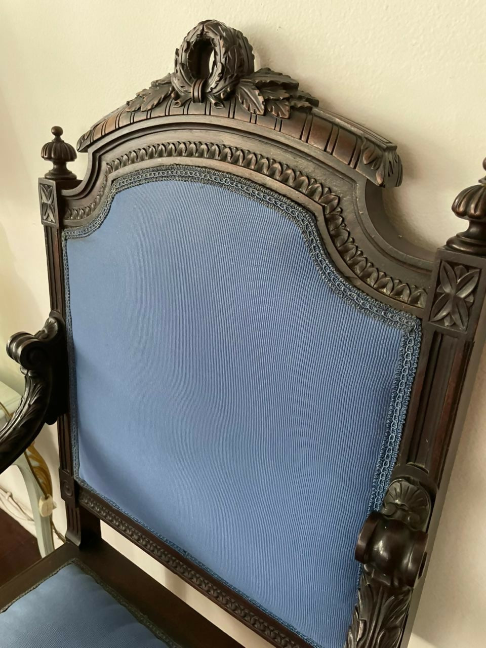 Majestosa Poltrona Luís XVI entalhada azul século XIX