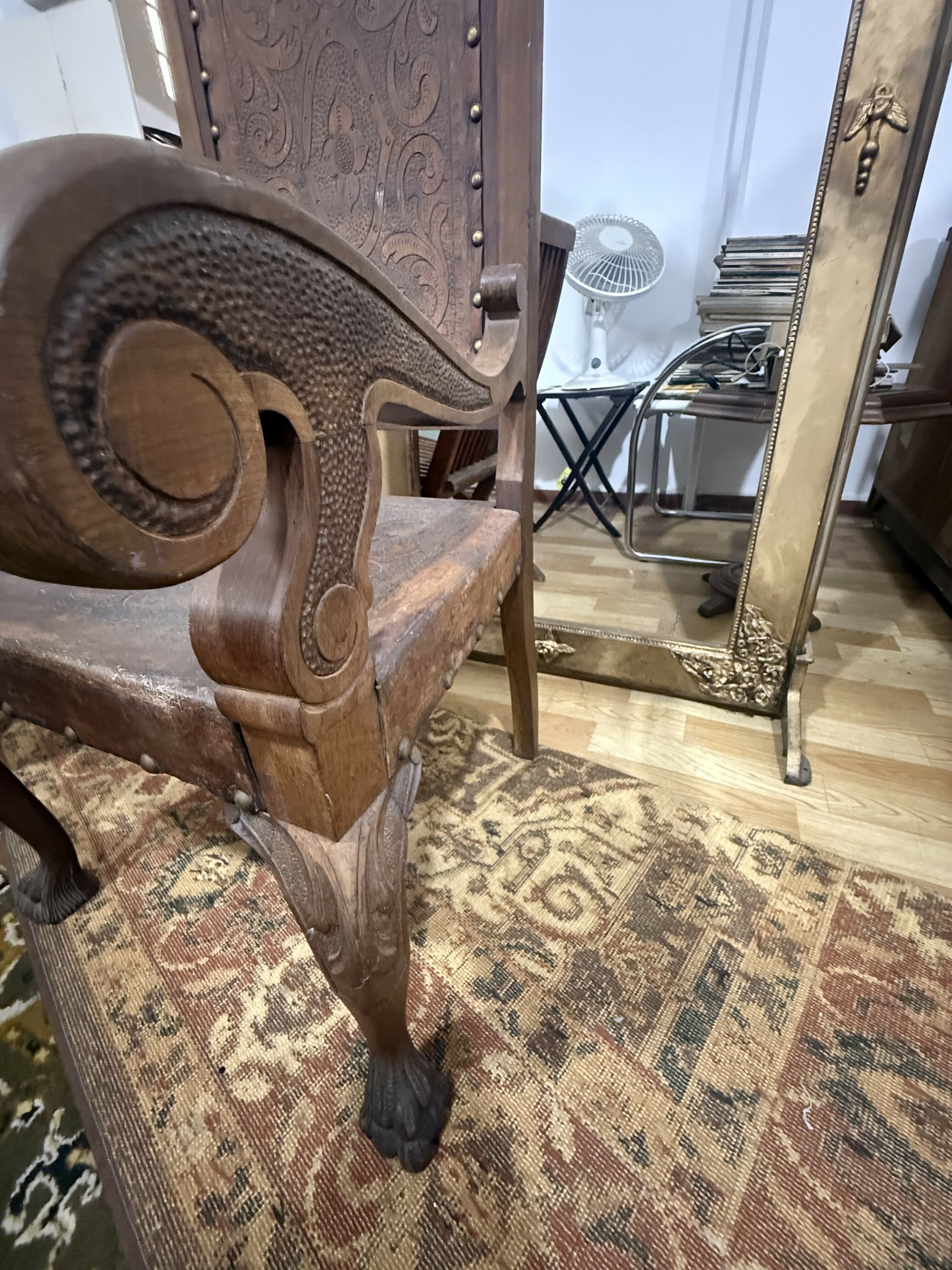 Cadeira de Honra Estilo Trono – Neo-Renascença – Final do Século XIX (c. 1890–1910) – Madeira Nobre &amp; Couro Lavrado Original ✨