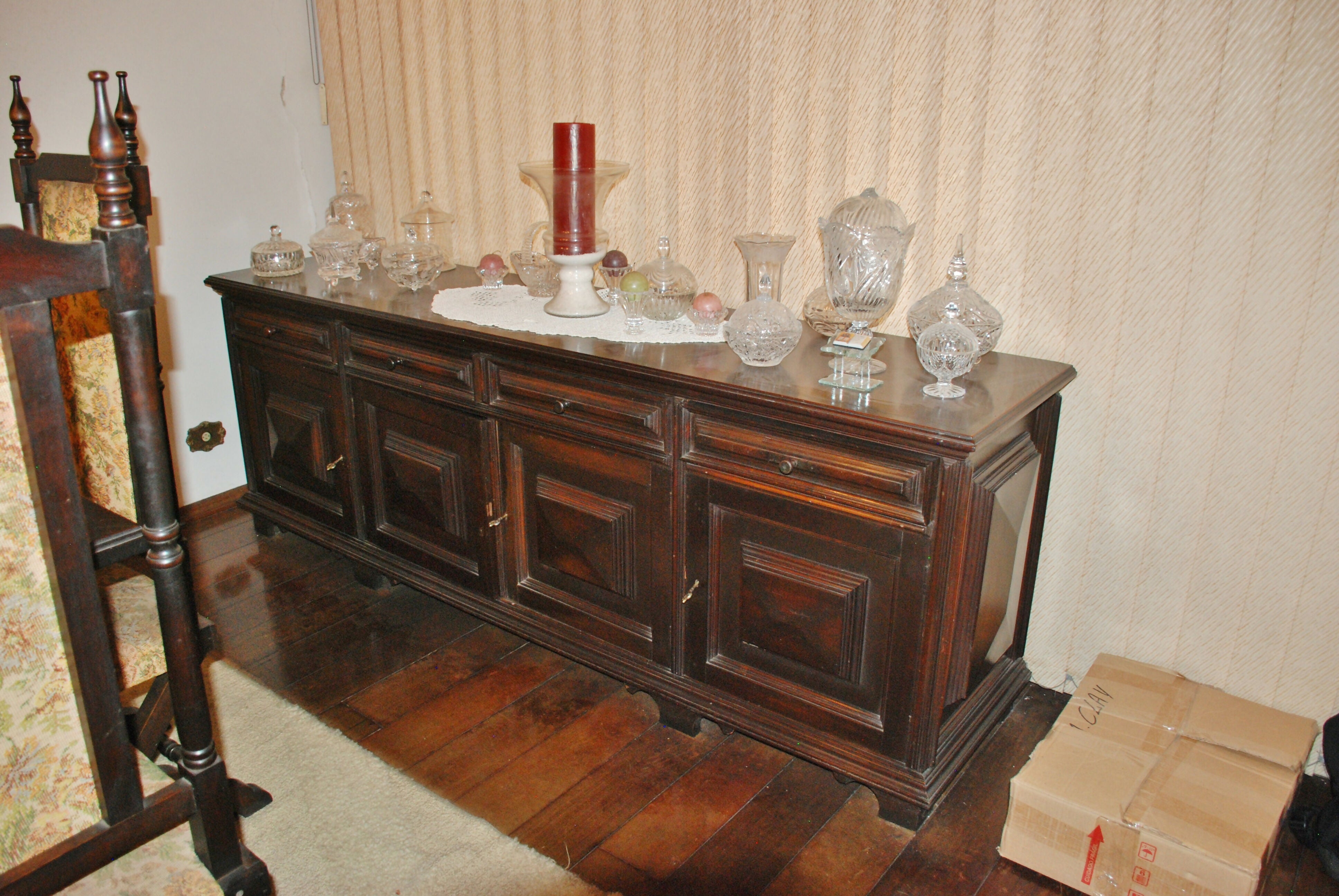 Buffet manuelino anos 60 , 2,20 x 55 x 80 . almofadado , pesado linda pça