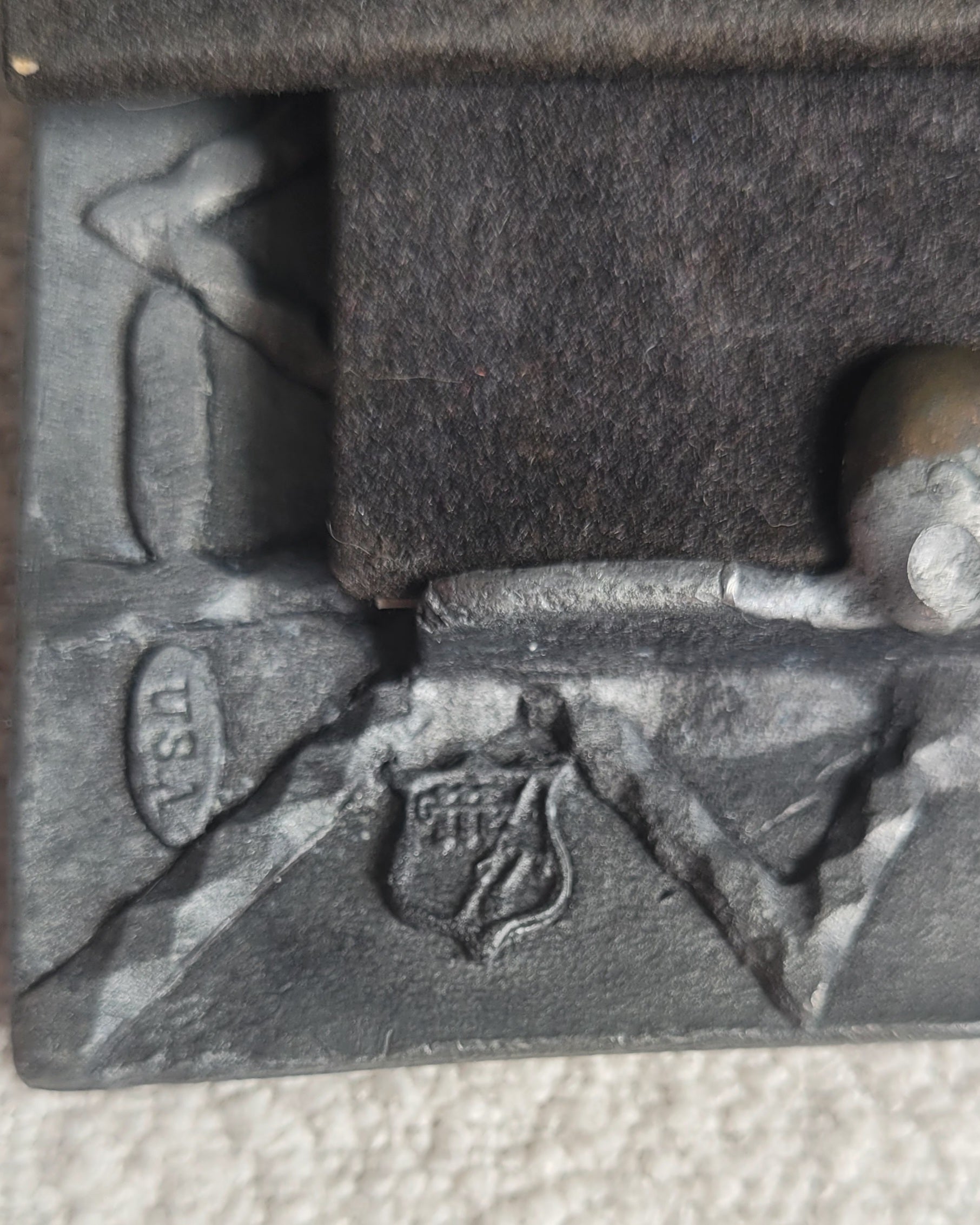 Porta-retrato retangular Assinado Metzke (1990) em metal com desenhos de Flor-de-lis