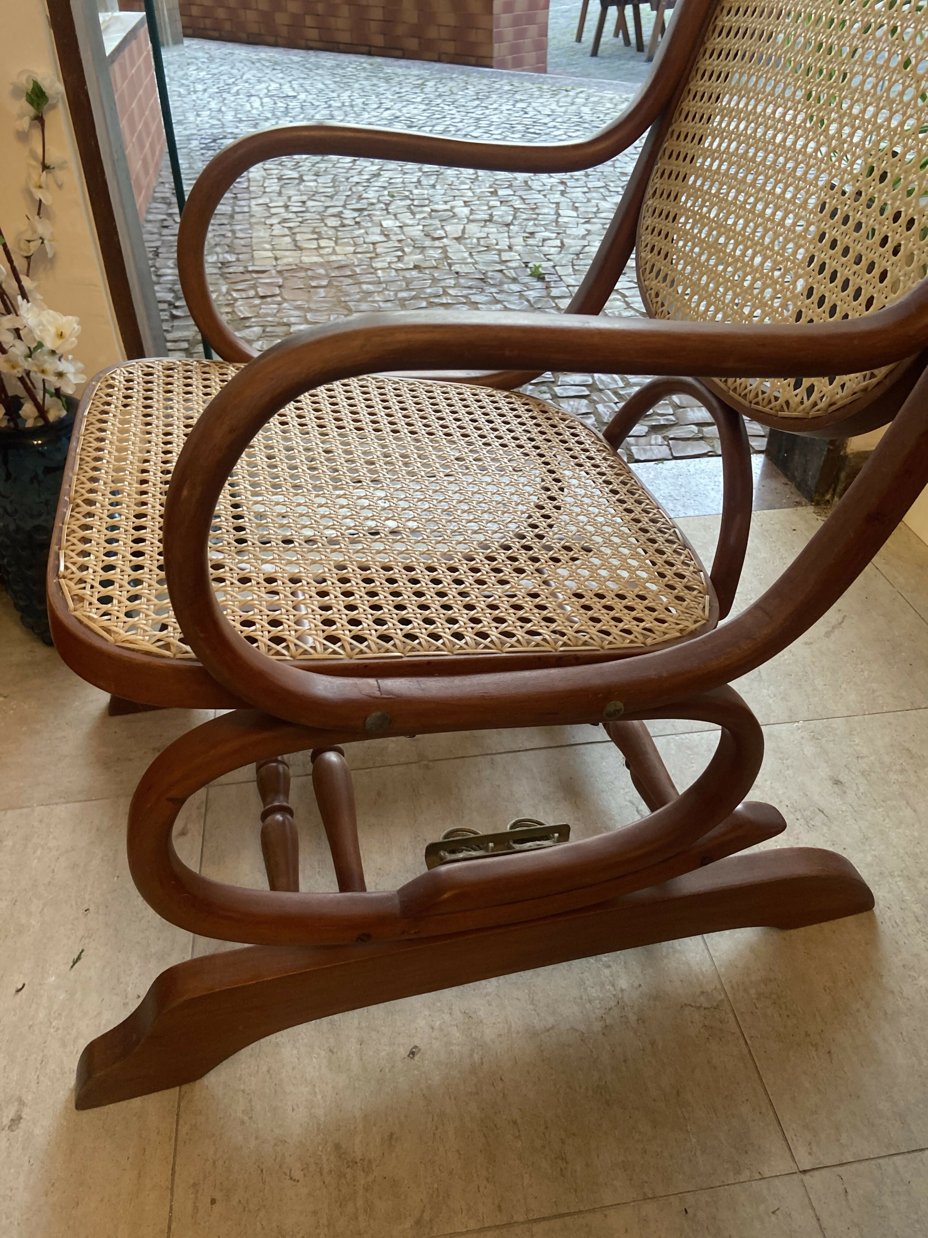 CADEIRA DE BALANÇO MOLA PALHINHA THONET