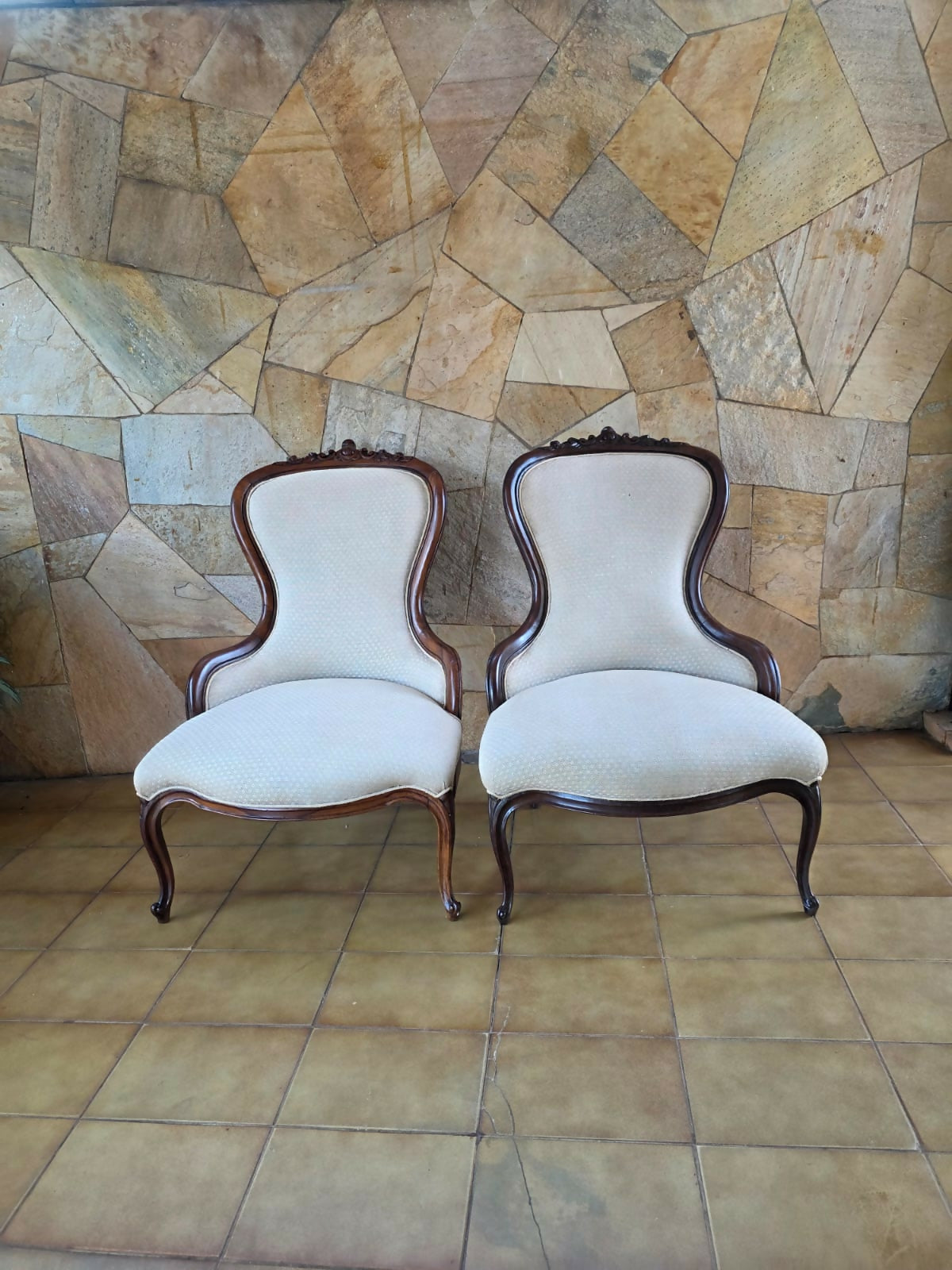 Par de Poltronas Vitorianas anos 50 em madeira maciça talhada