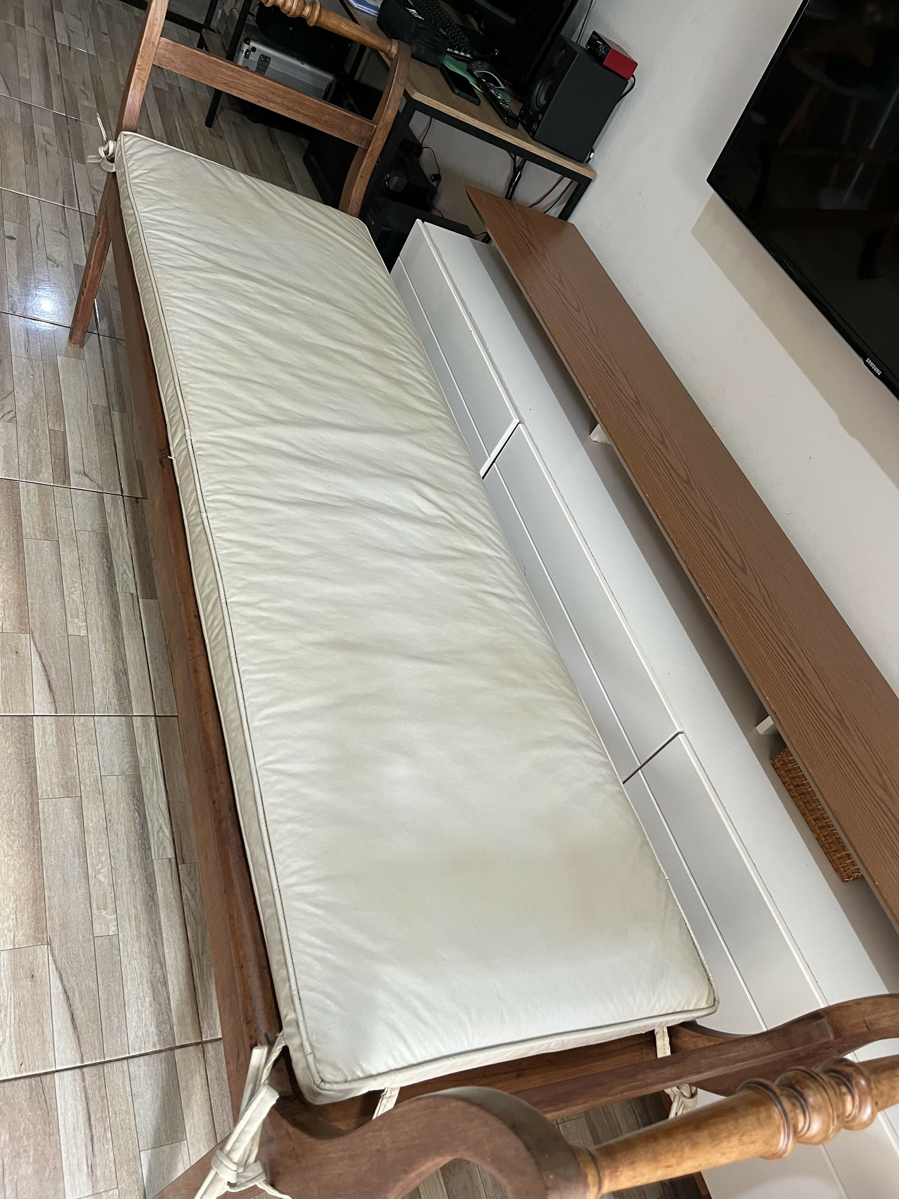 Namoradeira Marquesa com almofada courino **Relíquia** anos 50 1,80 comprimento 0,60 largura