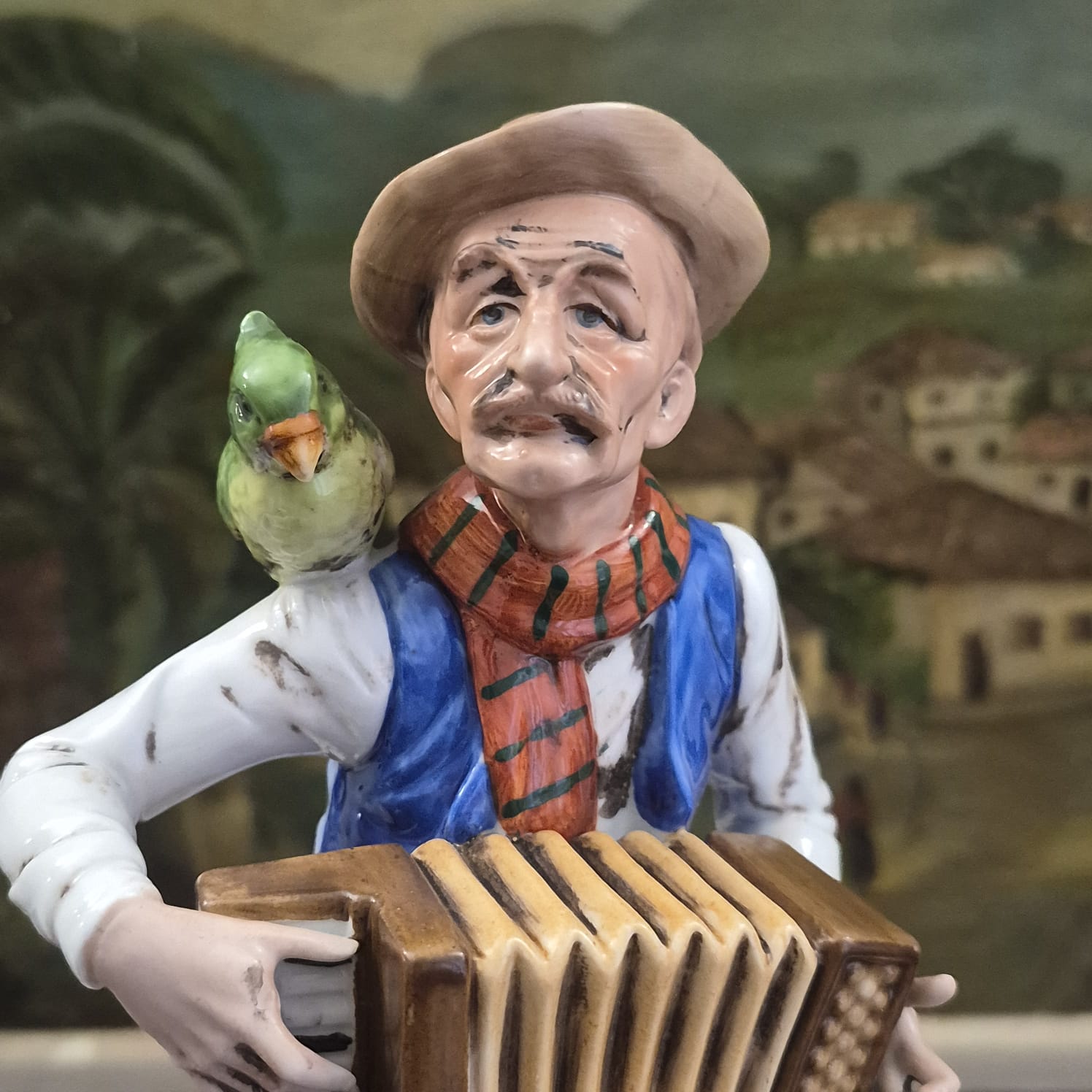 Maravilhosa escultura em biscuit italiano Capodimonte, chamada “O Sanfoneiro e o Papagaio” do italiano Fisarmonicista. Muito rara!