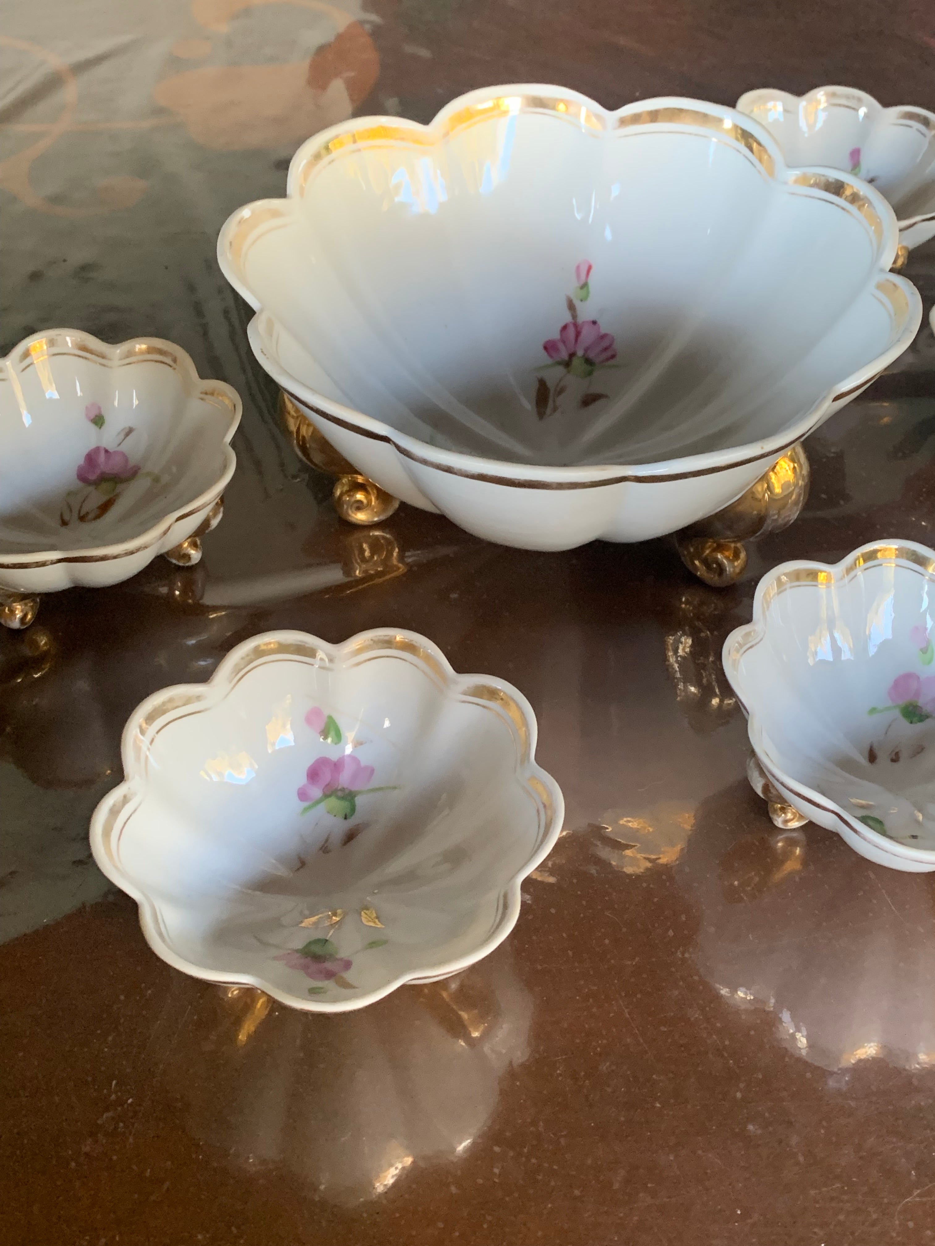 Maravilhoso jogo de sobremesa em finíssima porcelana São Pedro