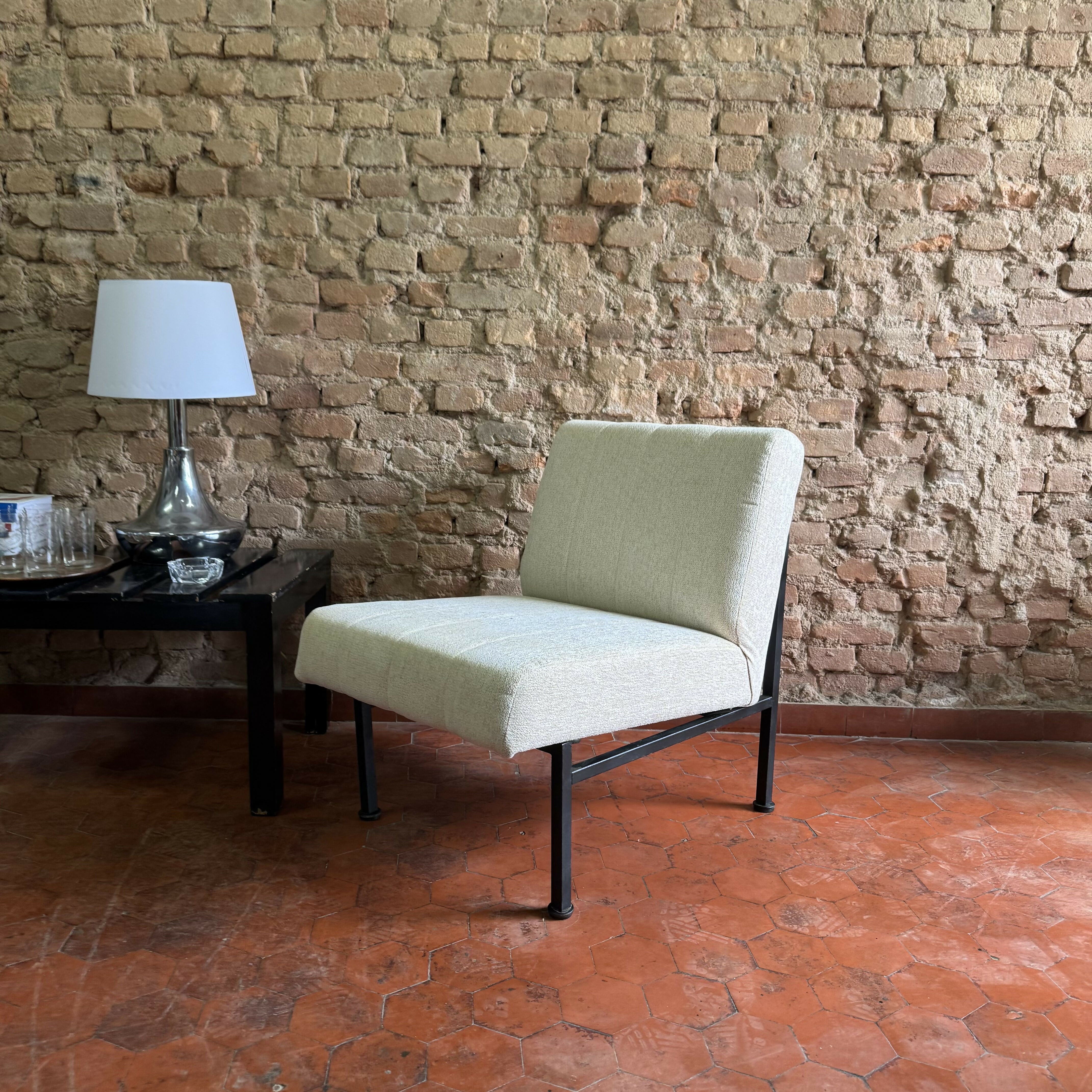 Poltrona antiga em linhão off White - restaurada