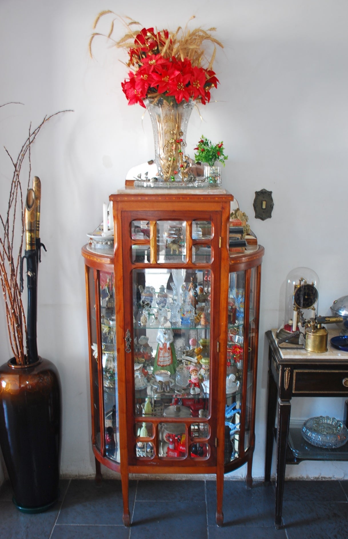 Cristaleira anos 50 com vidro bisotado e espelho interno 1,40 x 0,80